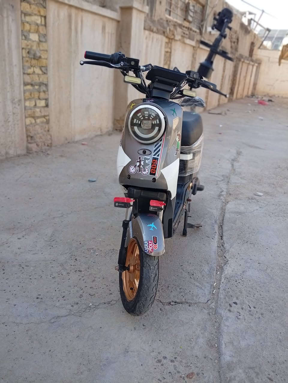 سلام عليكم ورحمة الله وبركاتة ❤
باسكل شحن شركه الماسه 💎 نوع R900 موديل 2025 باسكل نضيف بمعنى الكلمه سيت بطاريات جديد شديته ما صارله سبوع دبلات شغاله تايرات جدد  وانضمته هواي 
1/ نضام تثبيت سرعه
2/نضام رجوع للخلف (بك) 
3 / نضام دبل اشاره 
4/  ليت امامي زنون ثلجي 
5/ بك ليت نضام سكن يعني ويه السكن تشتغل اضويه 
 وبي بعد انضمه النضافه كدامكم  
سعر الدراجه 425الف وبيه مجال 
العنوان /الرمادي الجمعيه 
لاستفسار علا هذا الرقم /***********او ***********
ومتواجد فيس واتساب
