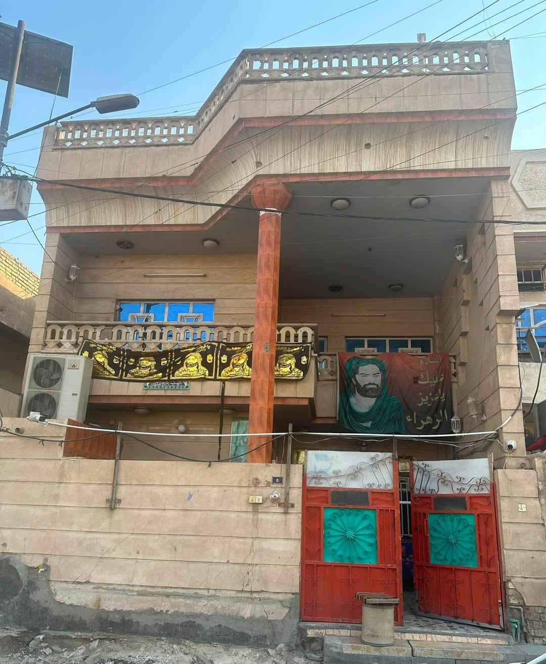 بيت 144 متر مدينة الصدر قطاع 5 على شارع 60 الشارع قيد الانشاء ثاني بيت من شارع الفلاح بيت نظيف مثل ما موضح بالفيديو بناء 2008 تحويل باسم المشتري السعر ( 420 ) وبي مجال للشراي 
للاتصال ‭***********‬ واتساب غير متواجد على الفيس
