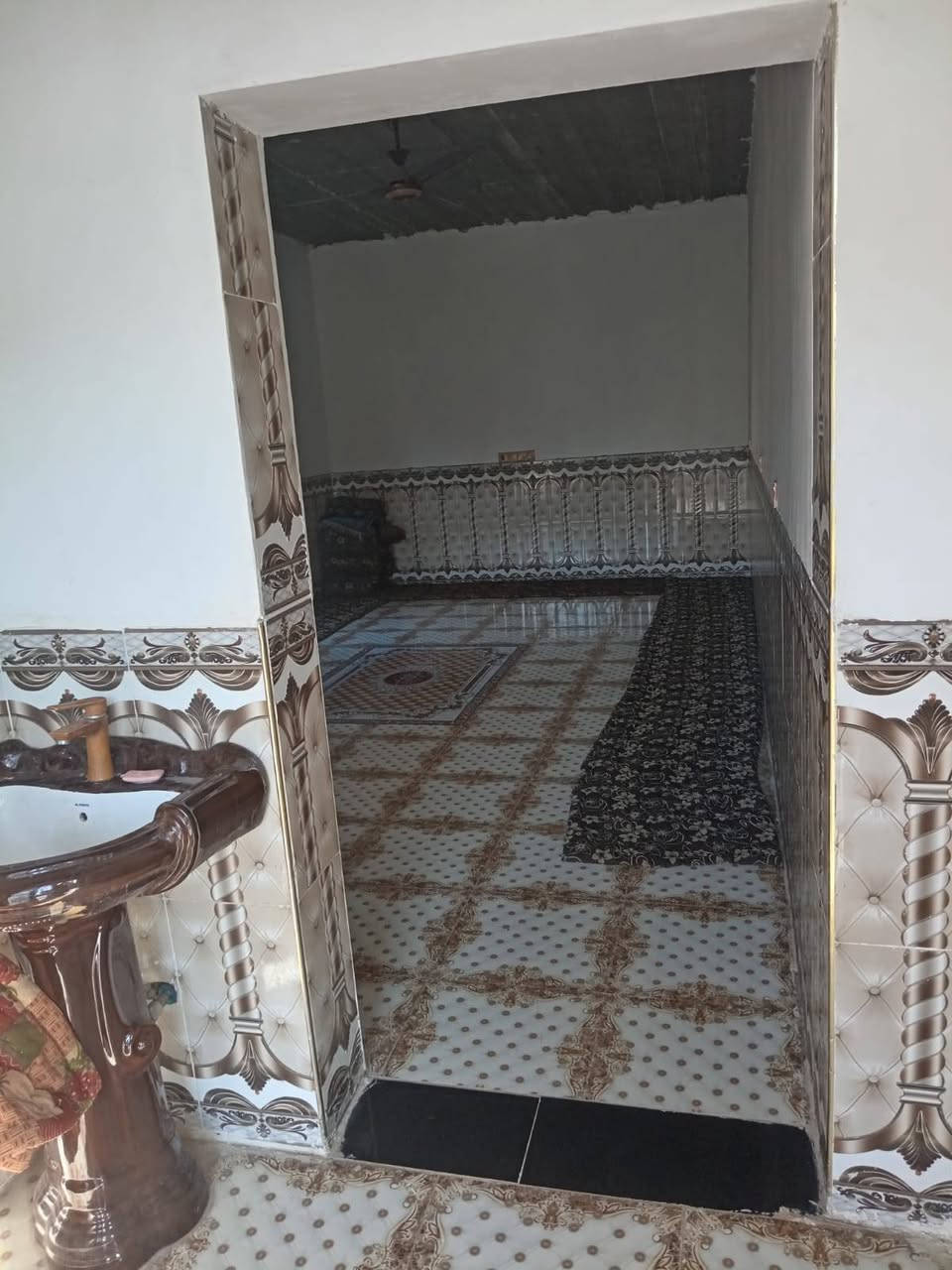 السلام عليكم دار البيع قرفتين وربعه وموزع وحمام ومساحت البيت معه البيت 300وكهرباء ومي كل فول مكان عويجيله الثانيه عرب حامد شباط  ***********سعر 36وبي مجال

