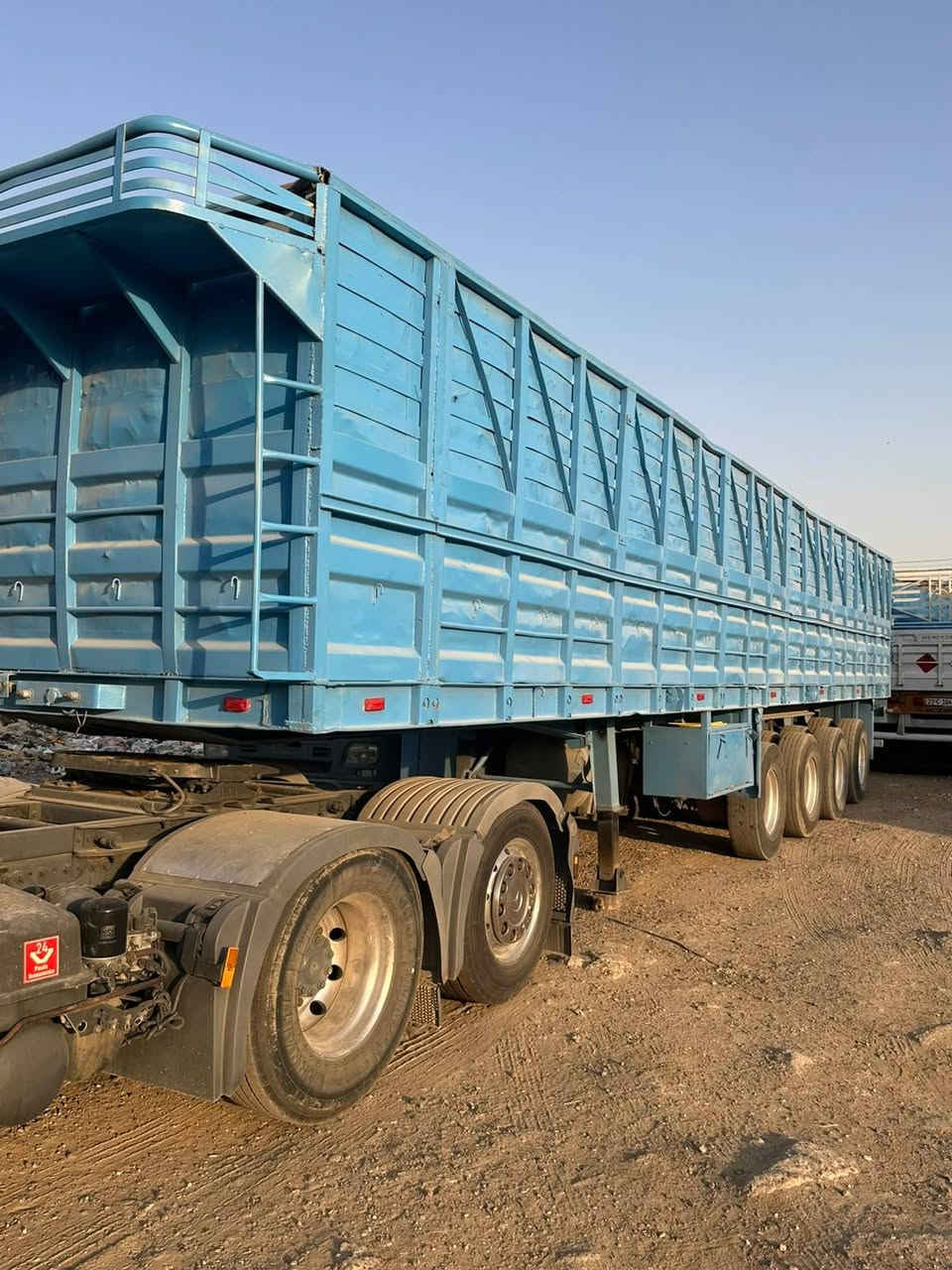 السلام عليكم عربانه حداديه للبيع طول 12 ونص شاصيها 16 اربع دنايكر مربع صيني كهرباء هواء جهازه كبل للشغل مكانه بغداد ابوغريب ***********
