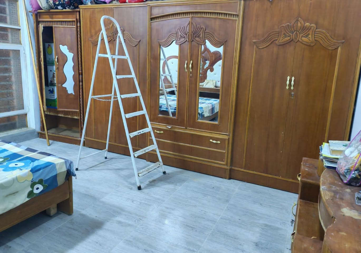 غرفة اخشاب صاج شغل الحلة دوشمة جلد ظهر جرجوبة 6 بيبان ب 600 ألف الحي الجامعي. بلااااااااااااااش 
***********
