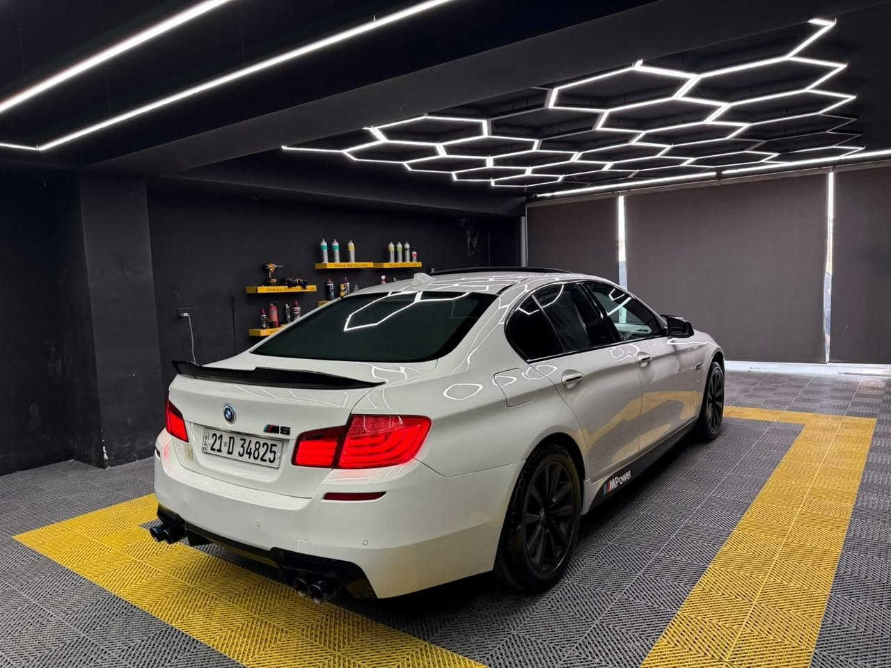 السلام عليكم
Bmw 530
موديل ٢٠١٣
خليجي وكاله العروش
السياره مكفوله من كلشي ومابيهة اي نقص وجديد مسويلهة سيرفس عام التراي مالتهة مال سياره زيرو وانطيهة بشرط ترايك للبصره
المواصفات =

شاشه جبيره
٥ كامرات
ابواب شفط
٥ بردات
صندوق شفط
لايت داينمك
سلايد جبير
محرك n52 المرغوب
فول الفول ١/١  مواصفاتهة واهل الخبره يعرفون شنو بعد بيهة مواصفات
السعر ١٩٥ ورقه
للاستفسار ***********
