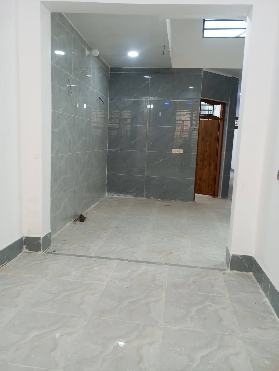 دار مساحه 100متر طابق ونص ثلاث غرف نوم صاله مطبخ استقبال مجموعه صحيه داخلي وخارجي بناء جديد طابوق نهروان صب كونكريت مركزي سيراميك بورسلين شارع سكلة الكرعاوي زراعي حي ميسان يم مولد صدام خدمات كامله شوارع واسعة تبليط منطقة راقيه جدا استفسار اكثر *********** السعر ٤١مع المجال  قليل
