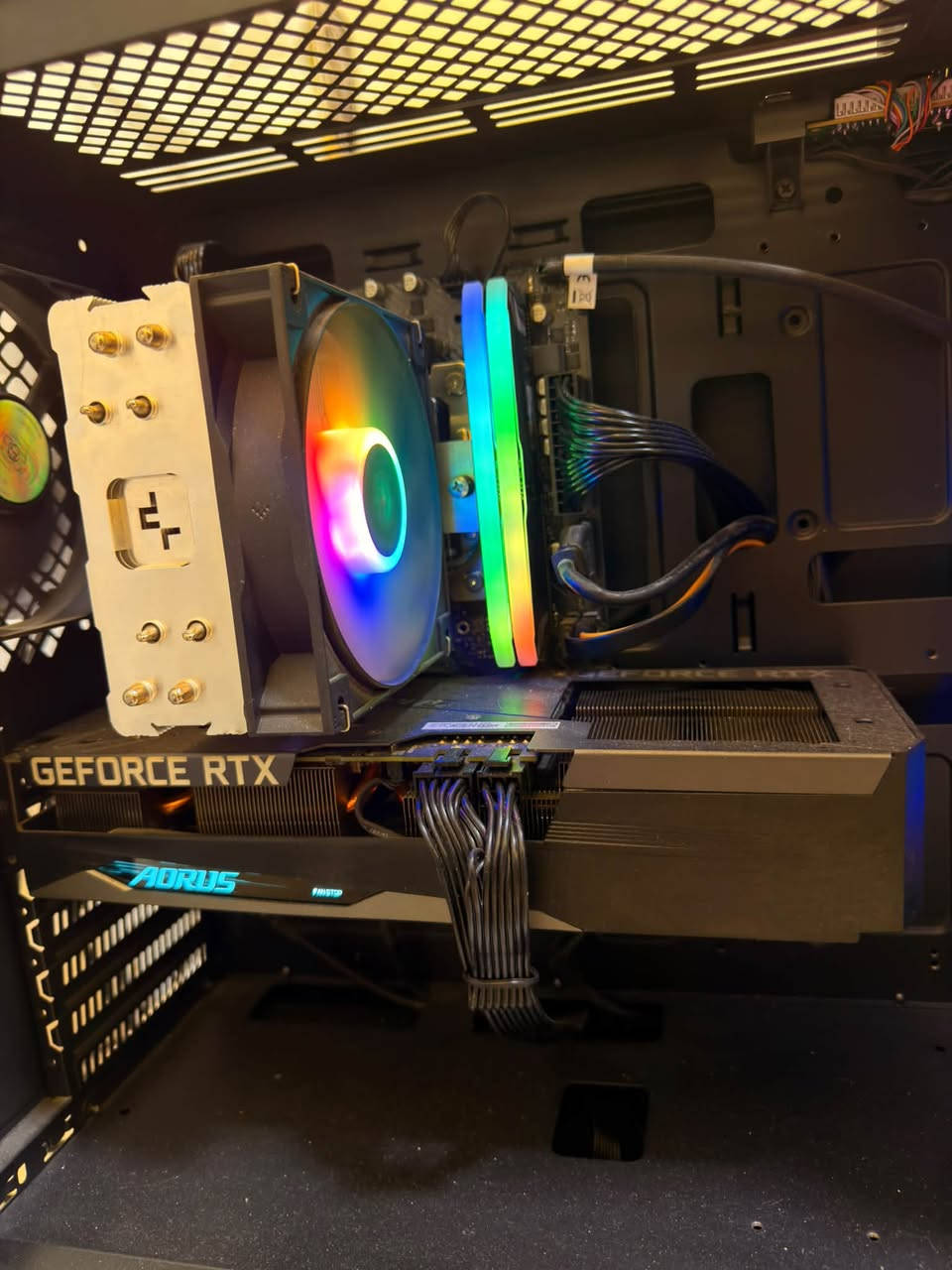 السلام عليكم  PC
المعالج (CPU): Intel Core i5-12400F
اللوحة الأم (Motherboard): ASRock H610M-HDV/
كرت الشاشة (GPU): Gigabyte RTX 3060 Ti AORUS 8GB
الرامات (RAM): Lexar ARES RGB 16GB (2x8GB)
التخزين (Storage): 256GB SSD + 500GB HDD
تبريد المعالج: DeepCool AG400 ARGB
مزود الطاقة Aura GP750w
سعرها 900 الف 
***********
