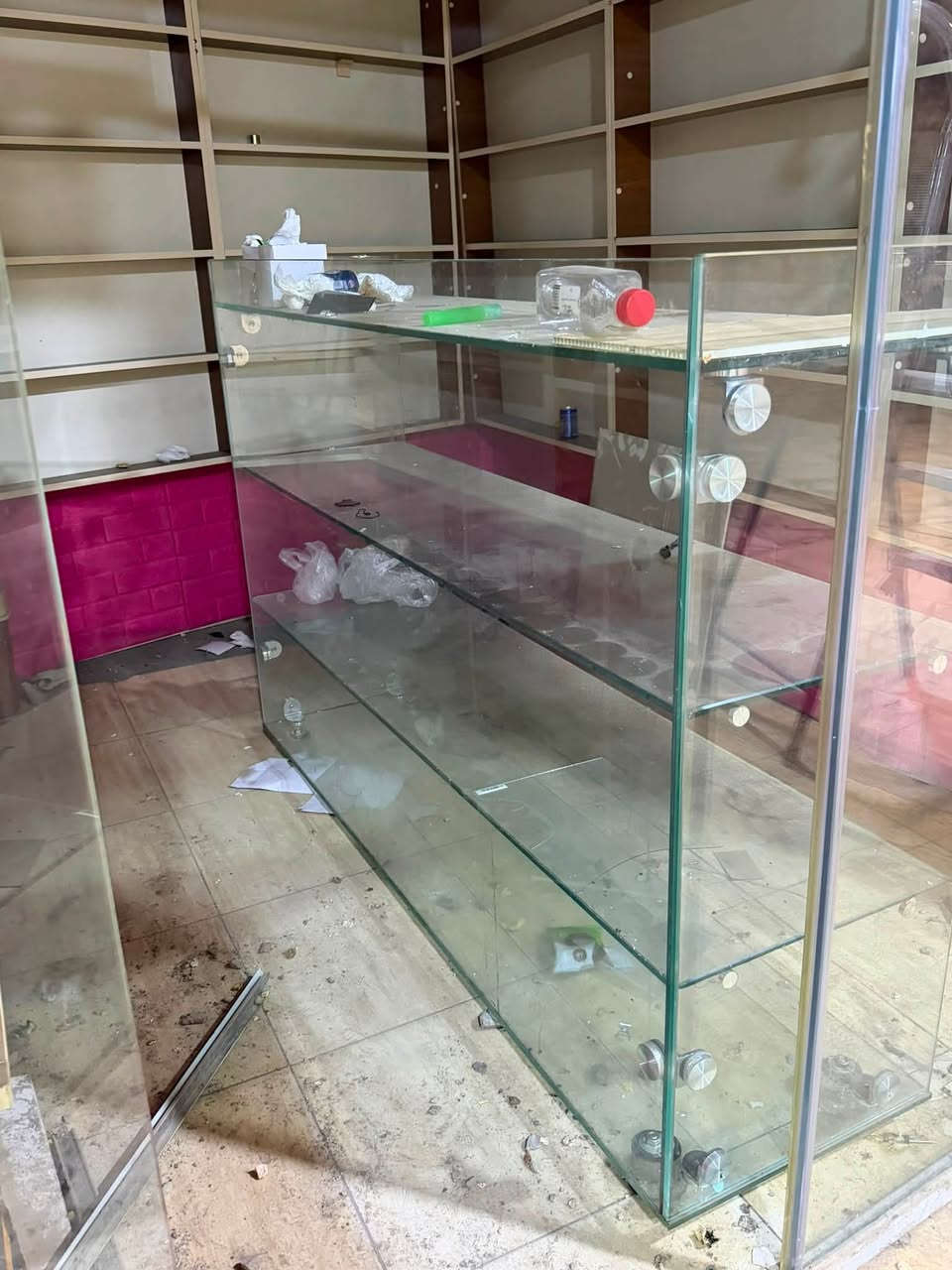 للبيع — رفوف MDF وجام سيكوريت

مجموعة رفوف عدد 15 وجام سيكوريت عدد 4 
وعارضات عدد 3 وباترينة عدد 1 جديد ومناسبة
 للمحلات والمعارض ومشاريع الديكور.

تشمل رفوف عرض، وجامات سيكوريت بتصاميم 
عملية وجاهزة للاستخدام.

📌 البيع كجملة / مجموعة كاملة.

📩 للتفاصيل والاستفسار: مراسلة خاص او على الرقم 
***********

