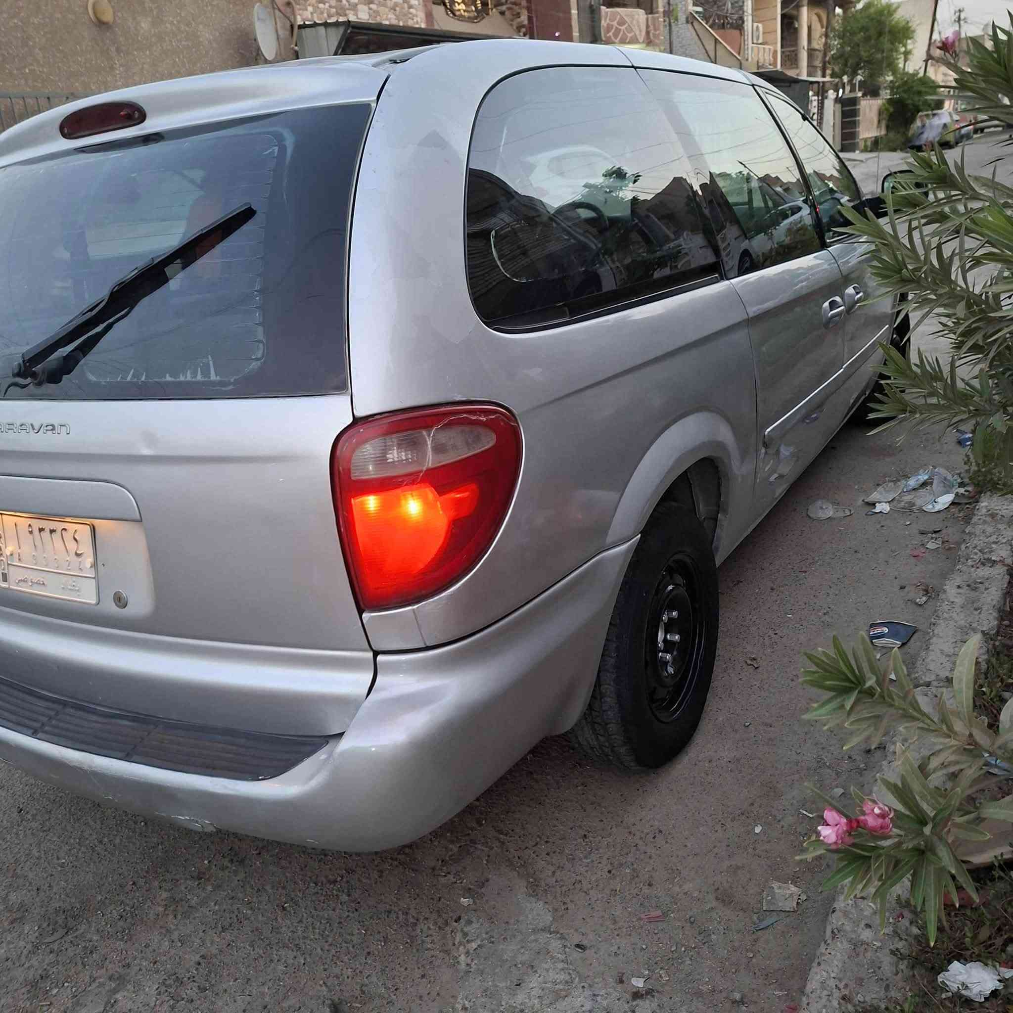 دوج كرفان 2005 مكينه 3300 
(السعر 53) *********** العنوان (بغداد الرصافة)
مكينه كير بحاله جيده 
تخم تاير جديد 
قطعتين صبغ بدون دواخل
كهربائيات كلشي شغال
تبريد ثلاث قطع بس التنته مبدله مال قطعه وحده 
سياره حلو اوناعه اوبلخير علياخذه
