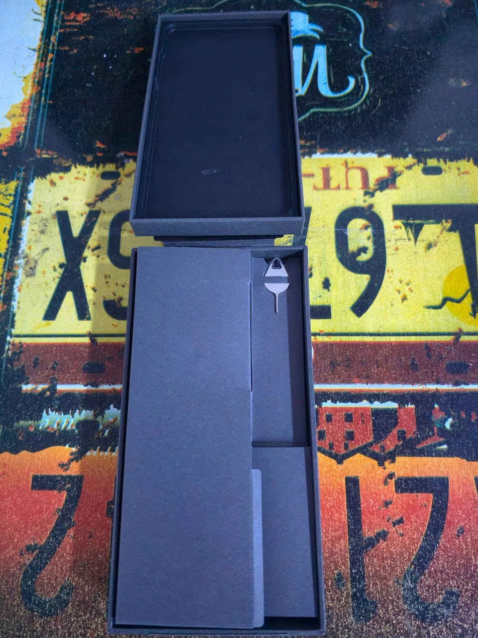 Samsung Galaxy S26 Ultra 🔥
الجهاز استخدام أسبوعين فقط
 ضمان 12 شهر سوفت وير
ملاحظه
 بي بقعة بكسلات ميتة ليجوه (بسبب شاحنة تعبانة)، بس اللمس يشتغل من خلالها طبيعي 100%، وباقي الشاشة ما بيها أي مشكلة وتشتغل بكفاءتها الكاملة.

​⚙️ مواصفات الجهاز:
​المعالج: Snapdragon 8 Gen 5 for Galaxy
​الشاشة: 6.8" Dynamic AMOLED 2X, 120Hz, 2600 nits
​الذاكرة العشوائية (الرام): 12GB LPDDR5X
​مساحة التخزين: 256GB UFS 4.0
​الكاميرا الأساسية: 200MP with OIS & Laser AF
​كاميرا الزووم (التقريب): 50MP Periscope Telephoto (5x Optical Zoom)
​تصوير الفيديو: 8K @ 30fps / 4K @ 120fps
​البطارية والشحن: 5000mAh with 45W Super Fast Charging
​المواد والتصميم: Titanium Frame & Corning Gorilla Armor
​ميزات إضافية: Built-in S-Pen, IP68 Water Resistance, Galaxy AI Features

​📍 المكان: النجف الأشرف - الكوفة
📞 : ***********
