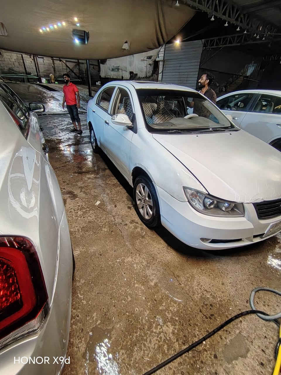 ليفان 620 سياره حلوه ما نقصهه اي شي مكينه كير بلاد جدد تبريد ثلج سعر ٣٧ قفل ***********

نص مكتوب في الصور:
- HONOR X9d
