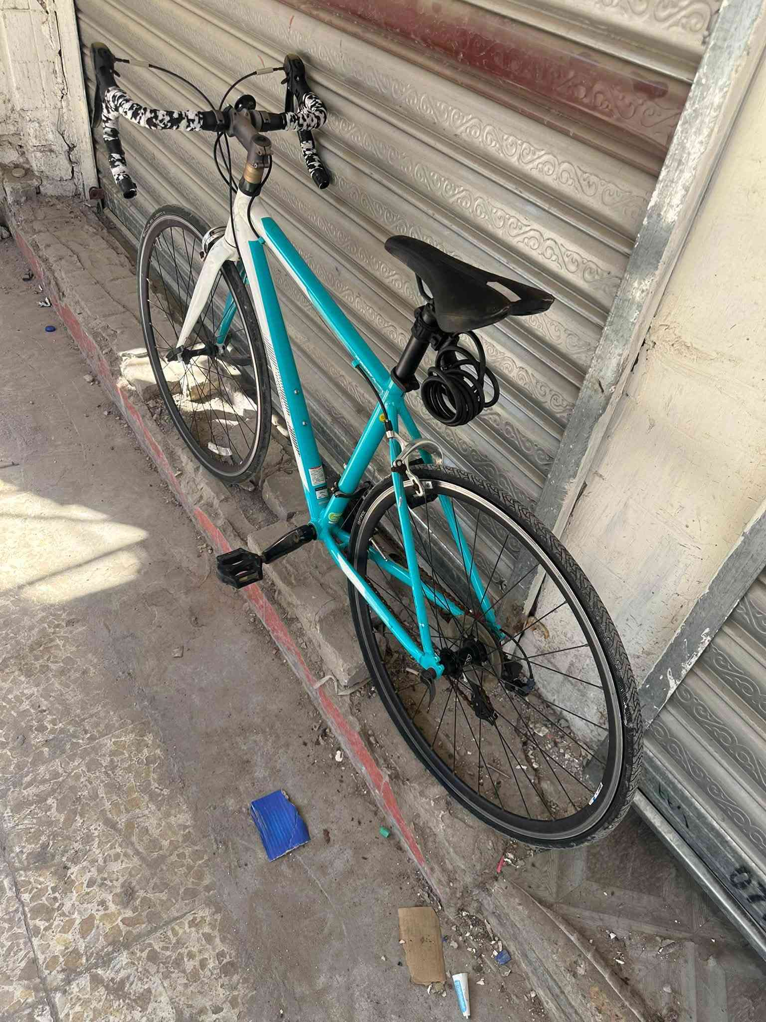 السلام عليكم جميعاً 🫰🏻♥️ …
•
•
مكلف بالنشر و البيع اقره تفاصيل المنشور

دراجة الطريق (Road bike) ماركة يابانيه للبيع
معدن الدراجة من الألمنيوم بالكامل
ابعاد الفريم : حجم 28 / قياس M 50
وزن الدراجة بالكامل : 9 كلغم
نسبه ضافتها 90‎%‎ (بيها بعض الخدوش البسيطة)

سستم الدراجة Shimano Tourney شيمانو تورني
عدد التروس او السرعات : 7/2
ويالتها المنيوم طبقتين كمبليون فتح وشد سريع

دراجة نضيفه و مرتبه فقط تحتاج تاير وجوب و تنطلق بيها

السعر المطلوب : 195 الف دينار
العنوان: بغداد / الشعب / سوق شلال / قرب مركز شرطة شارع
عدن
للاستفسار: ***********

