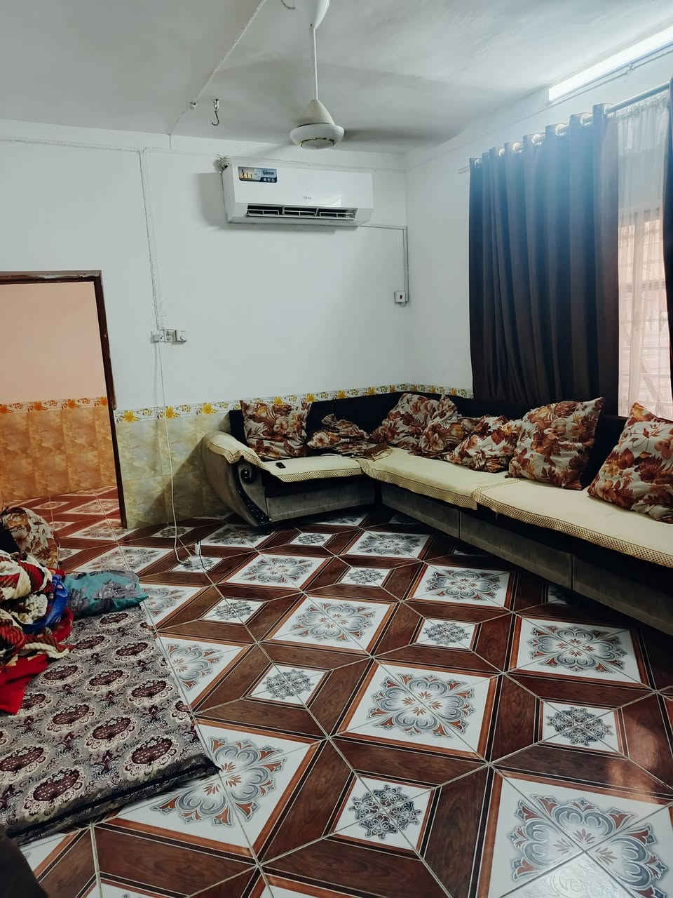 السلام عليكم دار للبيع المساحه 250م جنس العقار طابو صرف 

بناء قديم ومن ضمنه مشتمل مئجر حاليا الموقع كربلاء حي

 العسكري سوق العابد قرب مول الامير 

السعر ٢٠٠ وبي مجال 

التواصل ***********
