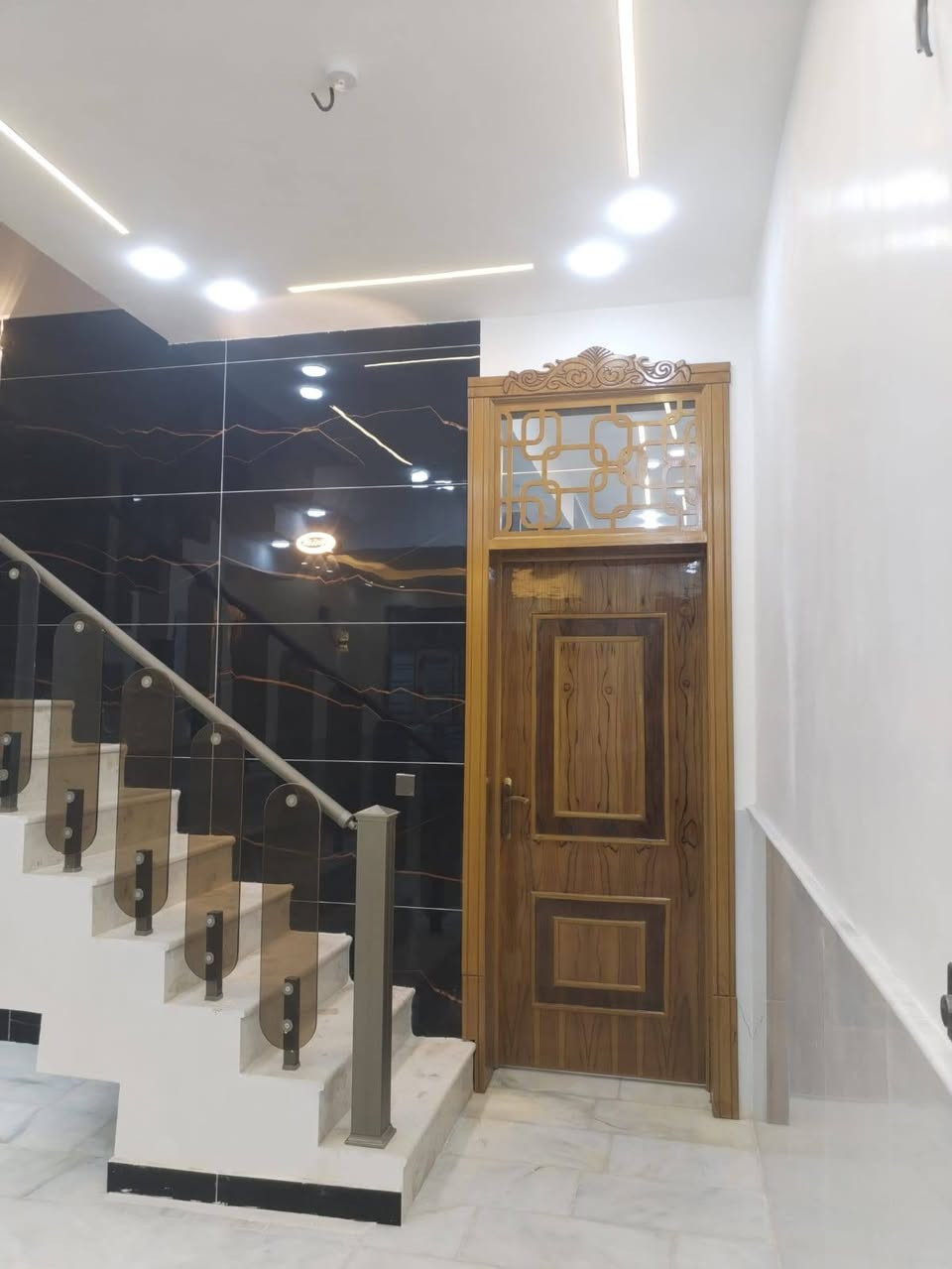 بيت للبيع 100م طابقين موقع مميز حي الوفاء بناء 26جديد مامسكون بناء درجه اولى طابوق سقف كونكرية السعر 207مع المجال الاتصال ***********
