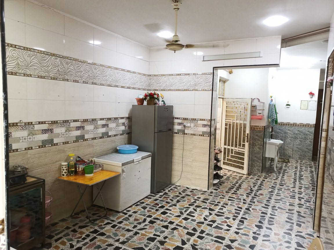📞 ( *********** )

🏡 للبيع بيت في بغداد – سبع قصور | فرصة مميزة بسعر قابل للتفاوض

📍 الموقع: سبع قصور – فرع الحداد أبو الهيل

📜 السند: طابو زراعي – سند 25

📐 المساحة: 150 م²

↔️ الواجهة: 7.5 م

↕️ النزال: 20 م

💰 السعر المطلوب: 97 مليون دينار – والبيع بيه مجال للجادين

إذا تبحث عن بيت جاهز للسكن، بموقع قريب جداً من الشارع العام، وخدمات ممتازة، فهذا البيت يستحق المشاهدة 👌

✨ أهم مميزات البيت:

🔹 يبعد عن شارع سبع قصور العام والرئيسي خطوات فقط.

🔹 يقع في فرع مبلط بالكامل.

🔹 الكهرباء متوفرة بالكامل.

🔹 الإنترنت: كابينات ضوئية قريبة.

🔹 الماء ممتاز جداً، وتدفقه قوي حتى بدون ماطور سحب.

🔹 المجاري ضمن منظومة مميزة ومن الأفضل في المنطقة.

🔹 أساس البيت رفت والبناء بالكامل بالطابوق.

🔹 عمر البناء حوالي ثلاثة سنوات فقط.

🏠 توزيع البيت:

• 2 غرف نوم

• صالة واسعة

• استقبال

• مطبخ مفتوح على الصالة، مما يعطي مساحة داخلية واسعة ومريحة

• مخزنان، أحدهما مطبخ حار

• 3 حمامات: حمام خارجي، حمام داخل البيت، وحمام داخل إحدى الغرف

⚡ تفاصيل إضافية:

• منظومة الكهرباء داخل المنزل باستخدام بواري سحب وليس دفناً.

• المنزل بالكامل كاشي، مع بلاط في جميع أرجائه.

• الأبواب والإضاءة والتجهيزات الكهربائية من درجة أولى.

• الدرج الداخلي لف دائري.

• البيت يحتاج بعض اللمسات والتعديلات البسيطة، وهذا طبيعي في أي بيت مستخدم.

📌 المتبقي من الأعمال:

البيتونة + تطبيق الدرج + السياج العلوي الخارجي.

🏘️ ومن نقاط القوة المهمة:

المنطقة مقبلة بقوة على التحول إلى طابو سكني، وهو أمر يجعل الموقع محل اهتمام لمن يفكر بالسكن أو الاستثمار مستقبلاً.

💰 السعر: 97 مليون دينار وقابل للتفاوض

السعر محسوب وفق أسعار المنطقة نفسها، وليس سعراً عشوائياً أو مبالغاً به، والجاد يستطيع التأكد من أسعار البيوت في نفس الشارع والمنطقة والمقارنة بنفسه.

📞 للجادين فقط: التواصل للاتفاق على موعد مشاهدة البيت والتفاوض بشكل مباشر.

🏡 بيت بمساحة 150 متر، موقع قريب جداً من الشارع العام، خدمات ممتازة، وسعر مميز.
