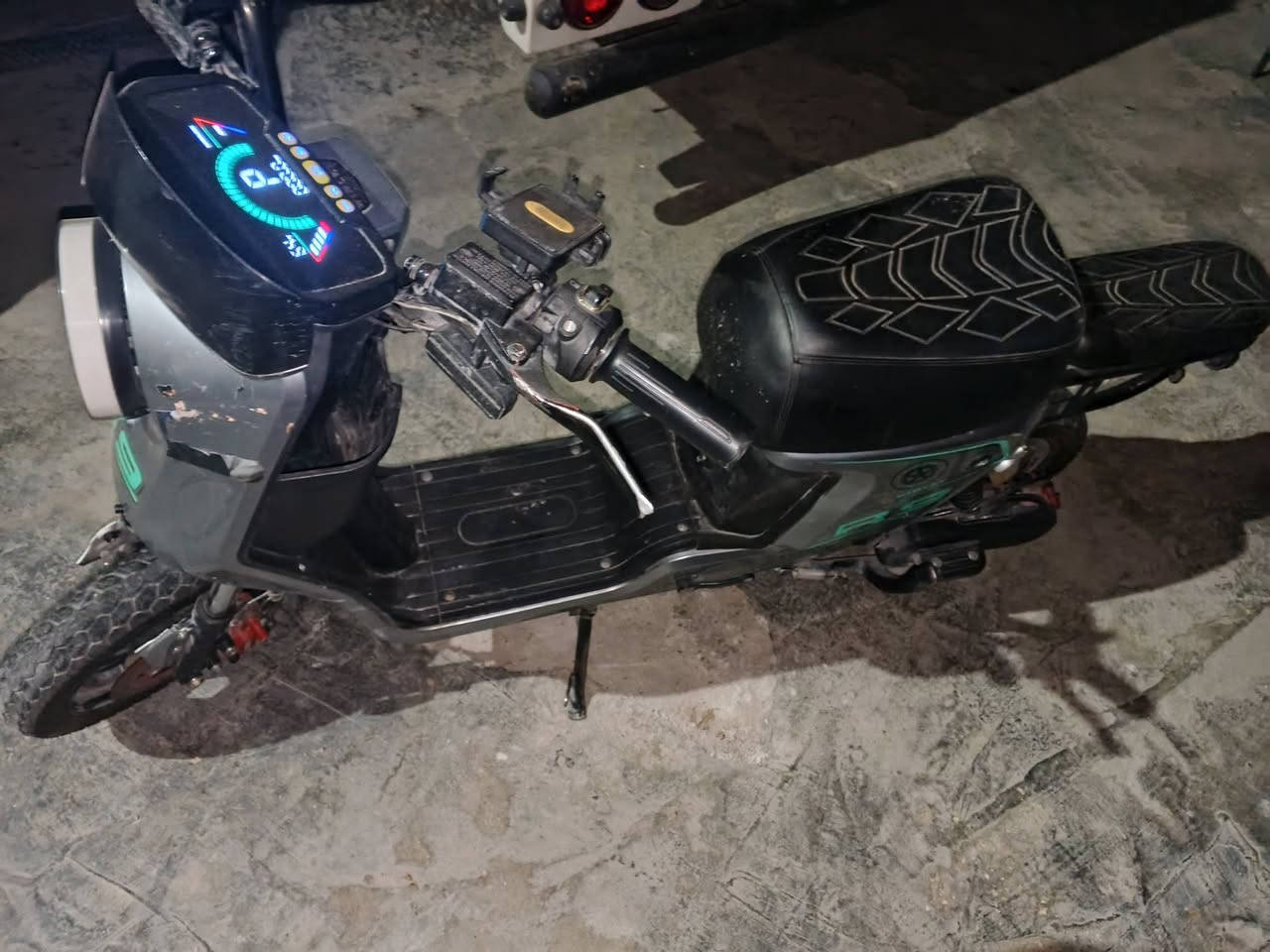 دراجه شحن R9 اقل السنه من اخذتها سبب البيع البطاريات شويه  صار بيها نفخ وتمشي الدراجه بس بطئ بسبب البطاريات 
السعر 300
***********
