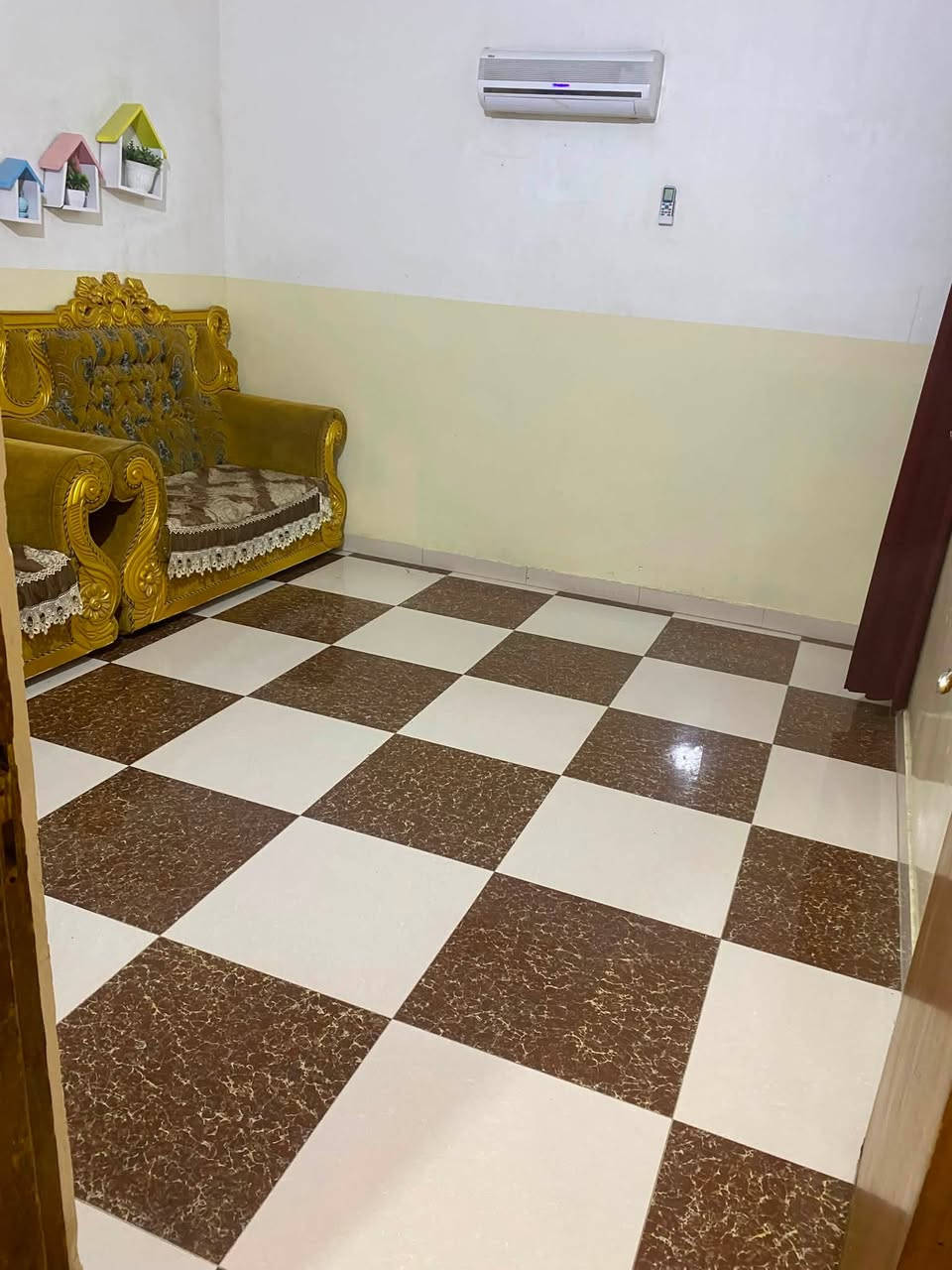 دار للبيع قرب جامع الناجي مساحة 150 مربع يحتوي على استقبال مطبخ صحيات 5 غرف نوم بناء حديث للاستفسار اتصل 
***********
***********
