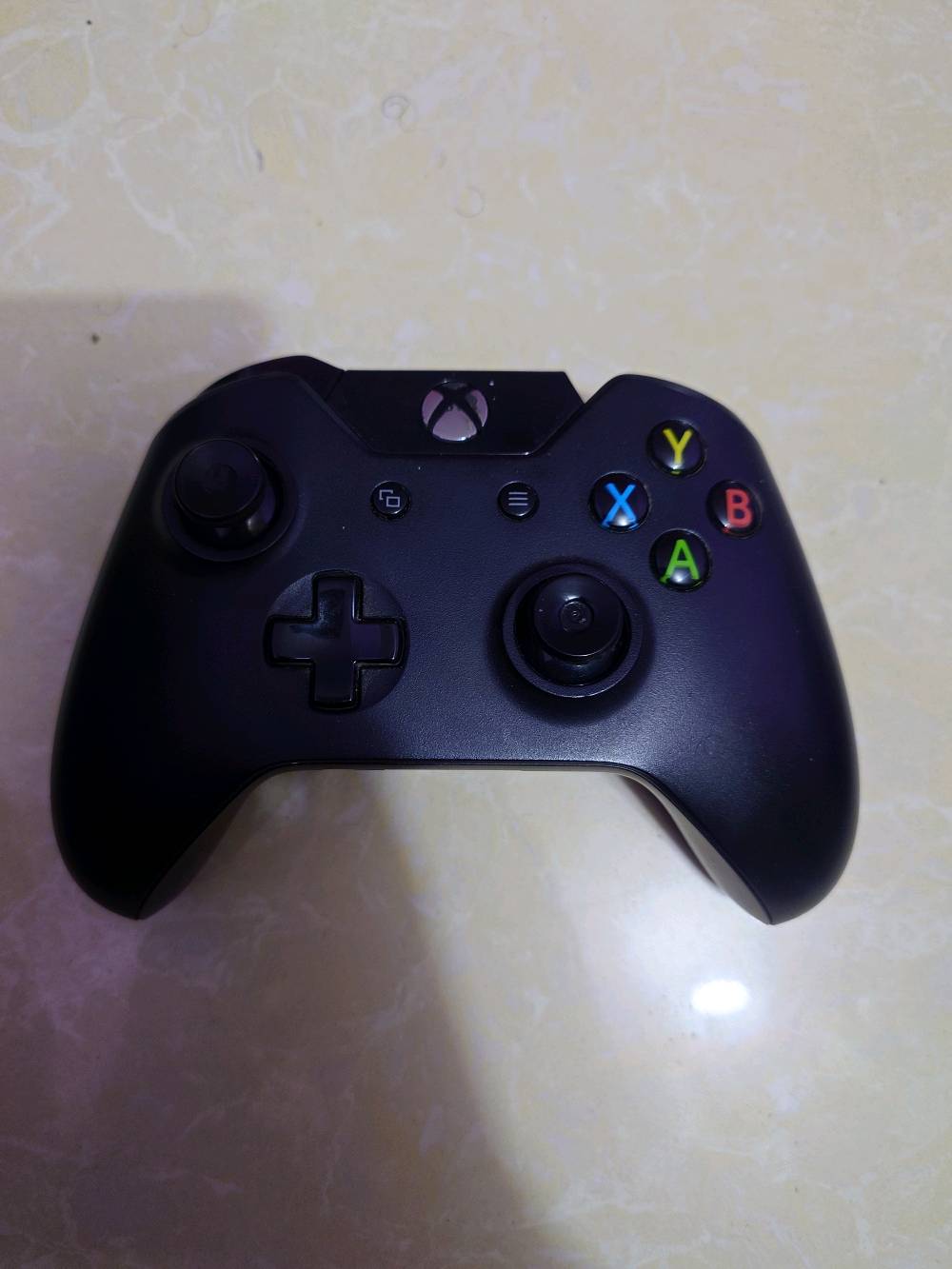 جوستك Xbox one بي بس RB مكسورة الباقي كله شغال وياه بطارية منتهية