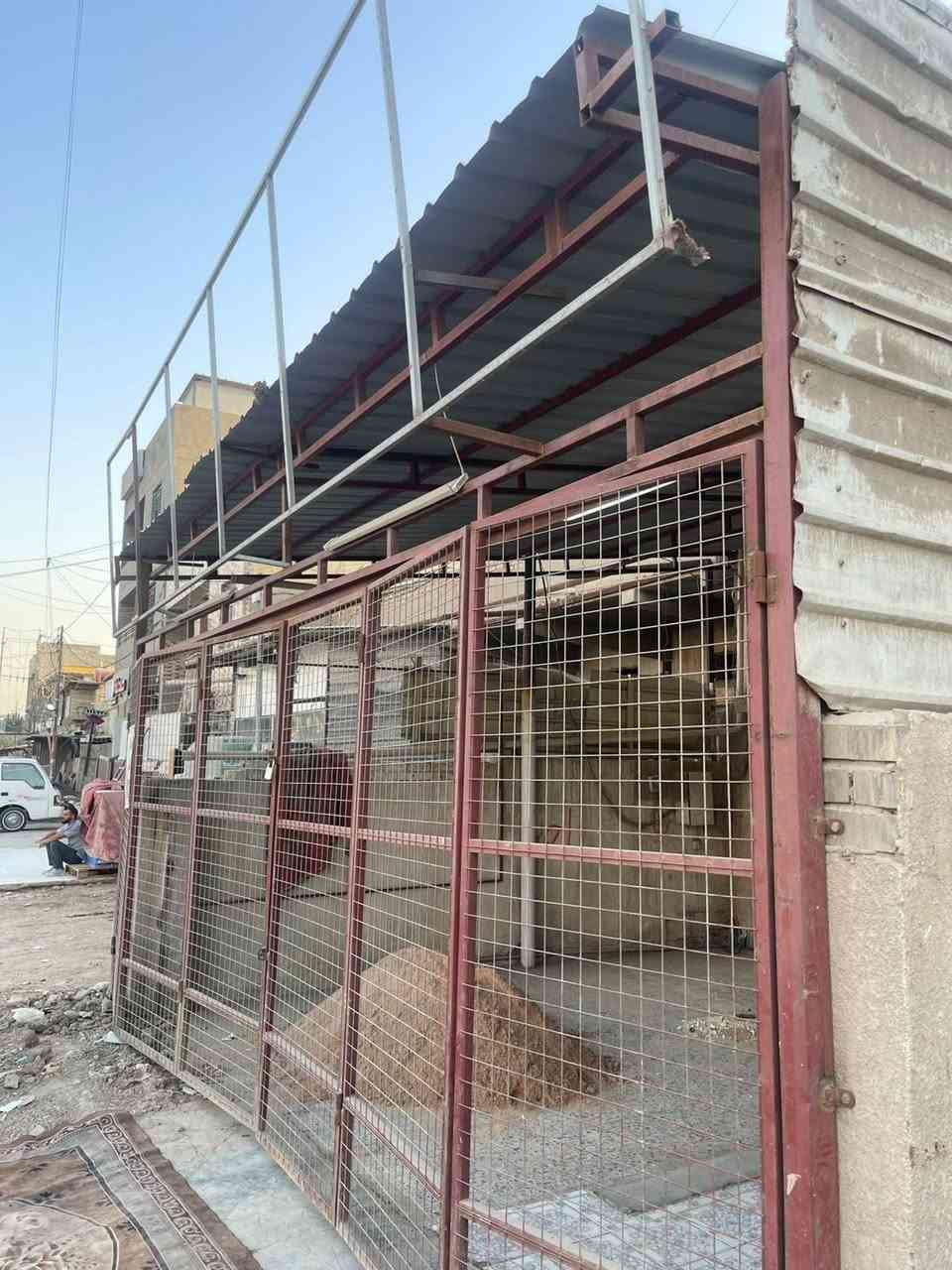 السلام عليكم
للبيع قمريه جديده حديد درجه اولى الحجم ٦ طول / ٧ العرض
+ باب مشبك حديد ثخين ارتفاع ٣ ونص متر / عرض ٧
مع فريم أعلان عرض ٧ / ارتفاع متر ونص 
السعر مليون وبيهاا مجال بغداد الدورة ***********
