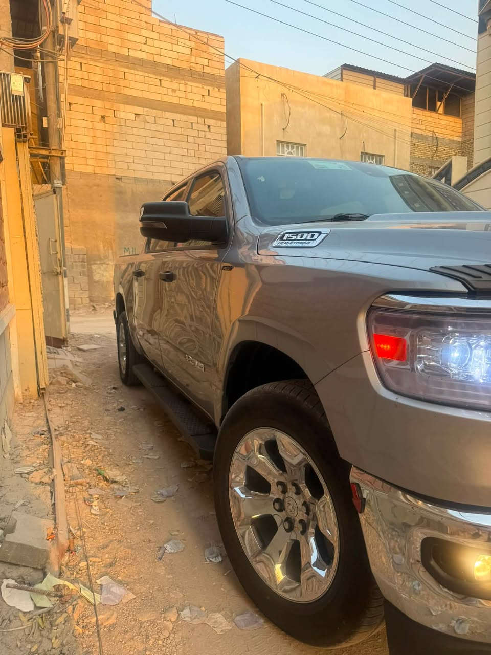 ***********
موديل RAM bighorn 
ماشيه 27 الف 2023 
رقم الفحص مؤقت تترقم اي محافضه مواصفاتها بسمي 
8 سلندر  5700
بدي قصير باب طويل 
فور ويل  4L 
تشتغل عن بعد 
لايت LED
ويل كروم 
تحتوي على بصمتين اصليه 
الجامه الخلفيه بصمه 
دوسه خلفيه للصعود 
موري شفط مع اشاير مع هيتر للمري
باب صندوق خلفي هيدروليك 
وباقي التحكمات 
حادث السياره تبديل
باب السائق وجاملغ  الأمامي 
صفحت السايق وبارد قرب سكن خلفي والسياره حالت الوكاله وشرط الفحص 
السعر 260 وبيها مجال
