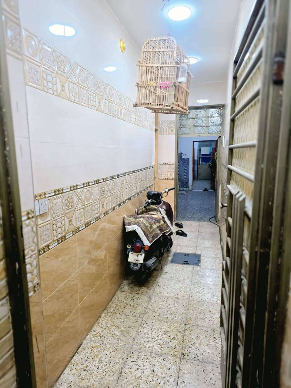 السلام عليكم البيت للبيع المساحه 125م في منطقة حي طارق القديم بفرع سيد نور البيت متكون من تواليت وحولي واستقبال وممر وصالة ضيوف وبيتونه وغرفه ومطبخ وحمام طابق واحد والستفسار على هاذه الرقم *********** وبي مجال اساهل وياكم اهلا وسهلا
