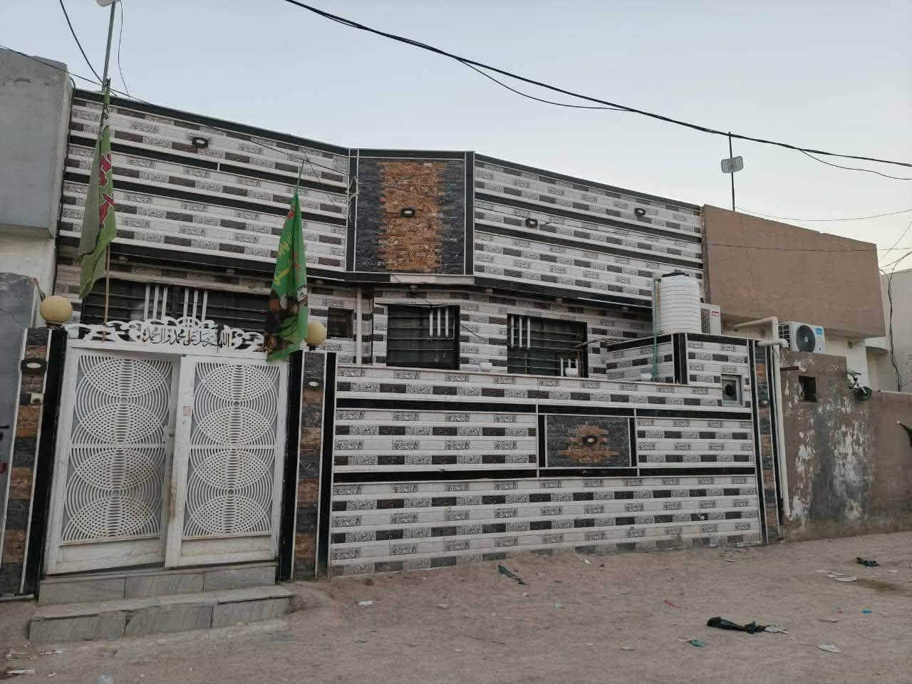دار للبيع المساحه 130متر غرفتين

مقابل ملحق قريه الغدير عله شارع الصب عمود 321

بالخط الاول قريبه لشارع العام سعر 63مع المجال اتصل ***********
