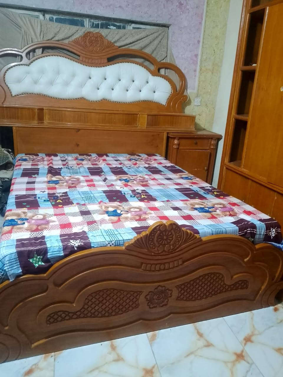 السلام عليكم
غرفة اخشاب للبيع 
السعر 550بيها مجال قليل غرفه نضيفه 
الاستفسار ***********
العنوان الشطرة شارع ام علاء قرب مدرسة اليمن 
غير متوفر توصيل
