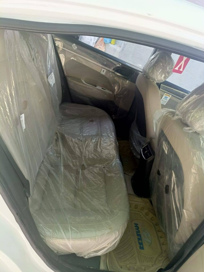فول موصفات عدا البصمه
فتحه سقف 

سايد ابريك يدوي 

شاشه بلادي 

كامره دواره 

تايرات جديده

تبريد قطعتين 

لد ليلي نهاري 

محرك 2000 دوش 

تحكم ستيرن 

حساسات خلفيه 

مرايات شفط عند القفل 

كشنات مخمل 

بأسم شركه عندي وكاله عامه 

سنويه 2031 

السعر 134 

مكان بصره 

رقم الهاتف ***********

                ***********
