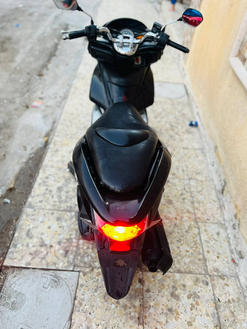 السلام عليكم pcx جيل اول ياباني اصلي مكينه لوك برغي ممفتوح بيه على ايدي منزله حساس ازدحام حساس استان كله شغال مكينه 150  شلعه معدل فول  السعر 900 وبيه مجال الهاتف *********** العنوان بغداد اتصل وبيك خير ودلل
