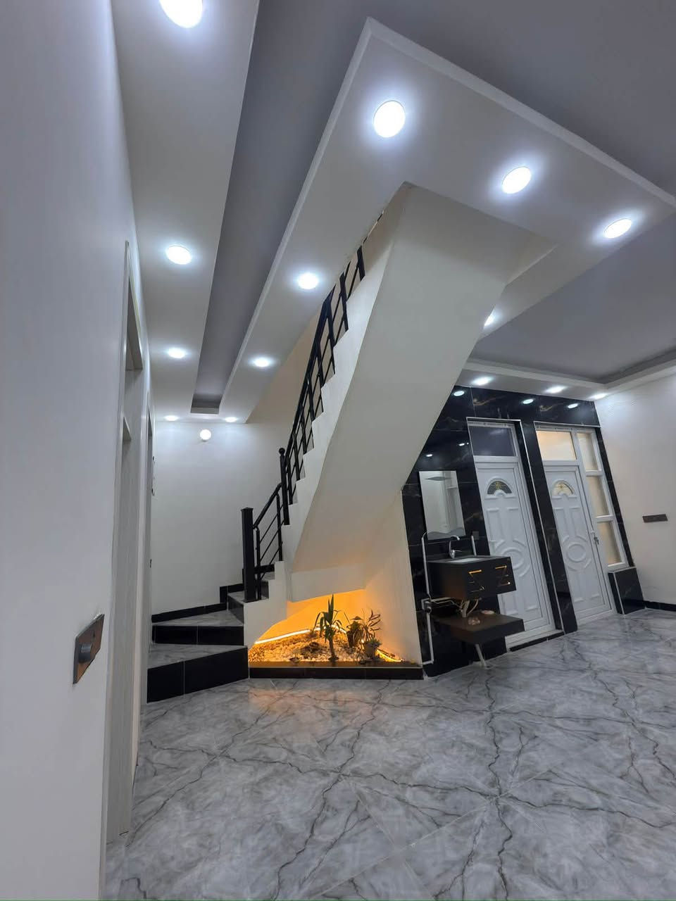🏡 للبيع | دار حديثة جاهزة للسكن – موقع مميز في بعقوبة 🏡
📍 الموقع: بعقوبة – تقاطع القدس – دور الزراعة الثالثة

📍 

📐 المساحة130  م²

📏 الواجهة:6.25 م | النزال:21 م

🏠 طابقين 

✨ تتكون من:

🔹 كراج سيارة

🔹 استقبال

🔹 صالة واسعة

🔹 مطبخ

🔹 غرفةً نوم

🔹  الطابق الثاني غرفتين نوم وصاله وصحيات  

🔹 مناور

🔹 دورات مياه داخلية وخارجية

✅ بناء حديث وتشطيب أنيق، جاهزة للسكن مباشرة.

✅ خدمات متكاملة (ماء، مجاري، تبليط، كهرباء).

📄 نوع العقار: طابو زراعي – سند 25. ملك صرف 

📞 للاستفسار والمعاينة:

حسين العزي : ***********

حسين واتساب : ***********

📩 أو راسلنا عبر الخاص.

السعر ١٠٨ مليون وبي شويه مجال 

مكتب الجبل  لبيع وشراء الأراضي والدور السكنية والتجارية 🏡

🚫 تنويه: لطفًا، لا نتعامل بالإيجار.
