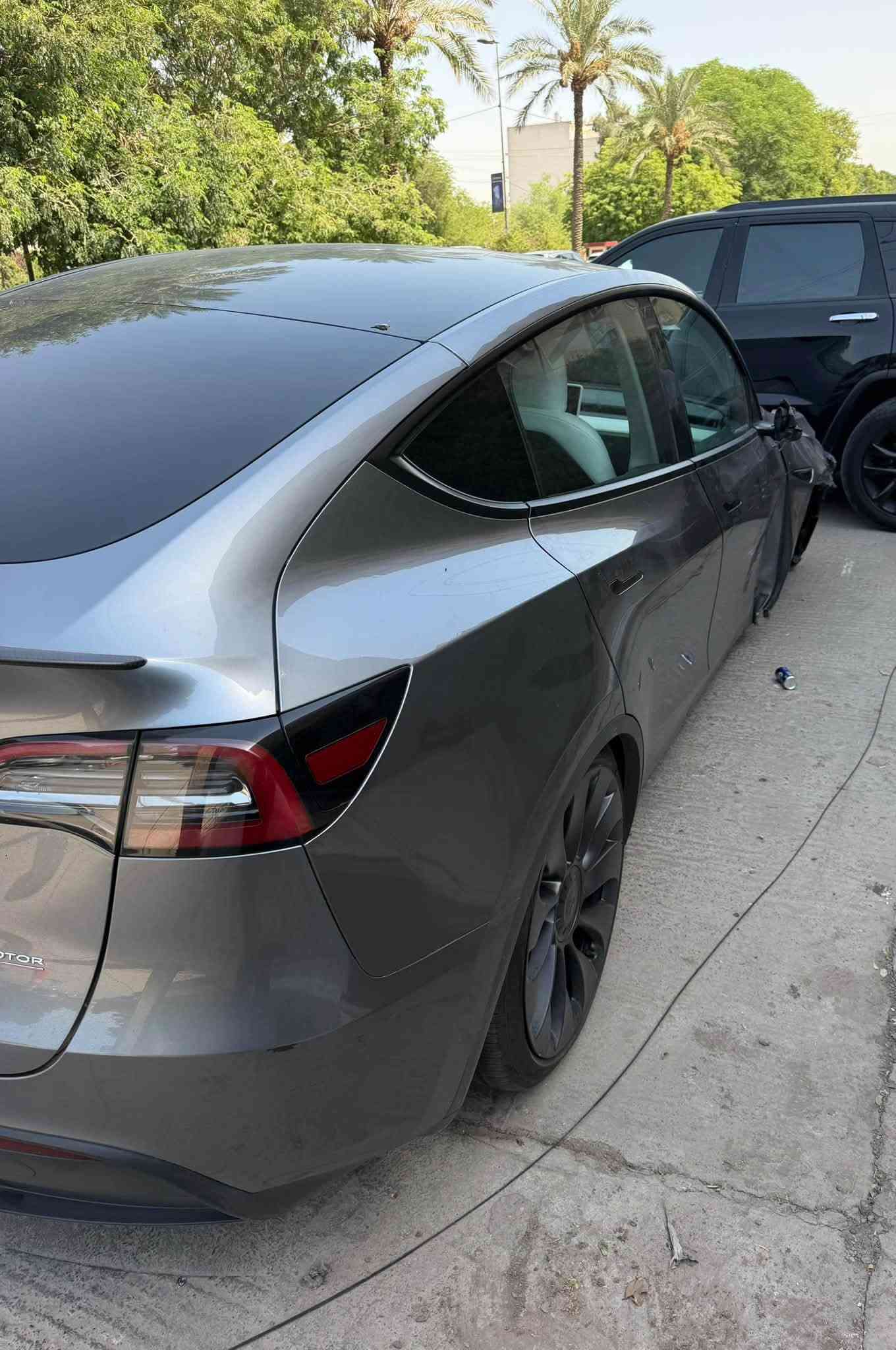 السلام عليكم 
تسلا Y موديل 2024 دبل ماطور پيرفورمانس 
2024 TESLA Y Dual motor performance 
السيارة اون لاين ومربوطة على التلفون
Online and connected to phone key
رقم أربيل سنوية وهزة جديدة لون مميز فيلي وداخل أبيض جديد ماشية ٢١ ألف فقط بعدها جديدة كلش 
سيارة تحفة وروعة 
صار بيها حادث الله يبعد عنكم كل سوء وأبيعها على وضعها 
وياها شاحنة أيضاً 
الضرر چاملغ وشوية من الباب والويل وحدادية مال الويل 
السعر 195 $ 
رقم الشاصي 7SAYGDEF1RF153247
بغداد مجمع الايادي السكني 
أبو علي *********** يوجد واتس آب
