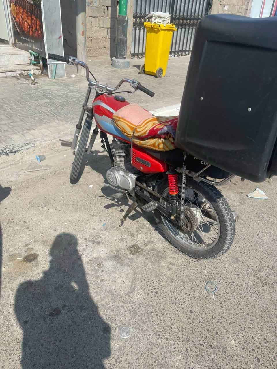 سلام عليكم دراجه ادوات ادوات نامه مكينه مفتوحه تجفيت جديد كلجات جدد تاير ورا جديد دراجه مال شغل حلوه ب325 ومجالهه بسيط عنواني القبله حي مهندسين  
ملاحضه صندوك مو وياهه***********
