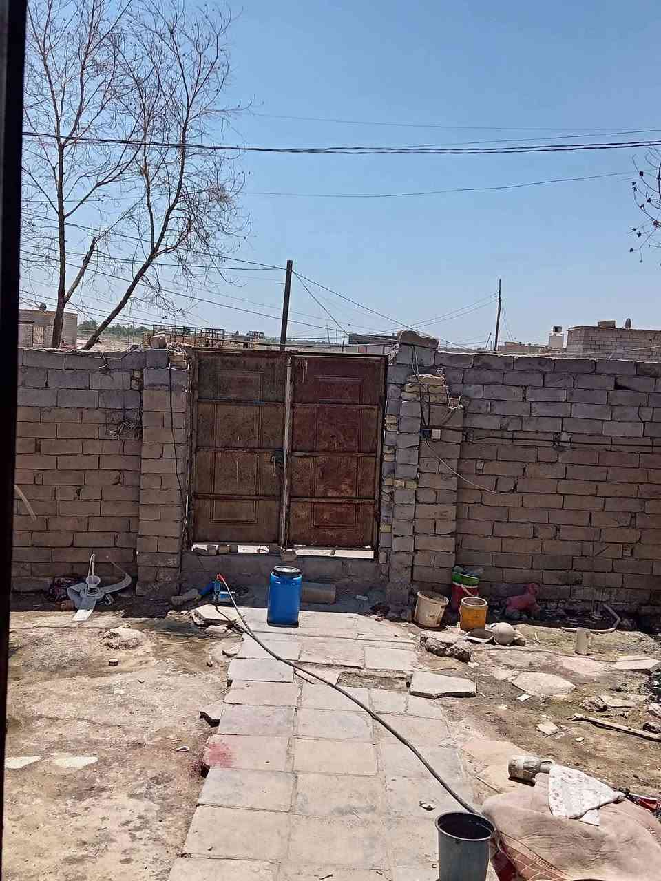 بيت زراعي للبيع السعر 35 وبي مجال حي الشهداء وره شرگت الغاز المساحه 200 غرفتين وصاله وحمام داخلي ***********
