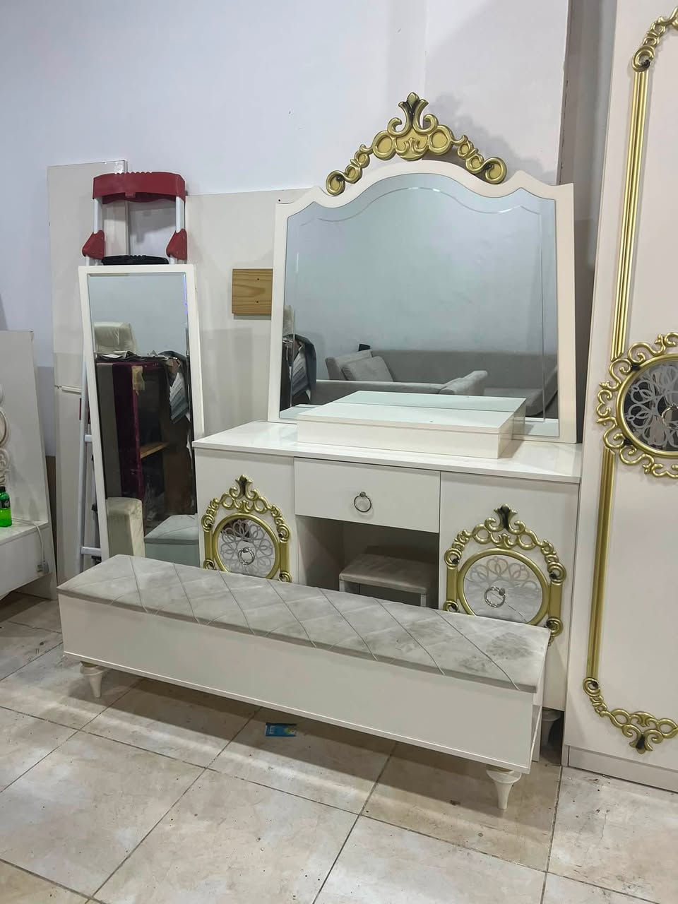 غرفه نوم للبيع والسعر على هذا الرقم ***********
*********** واتساب
