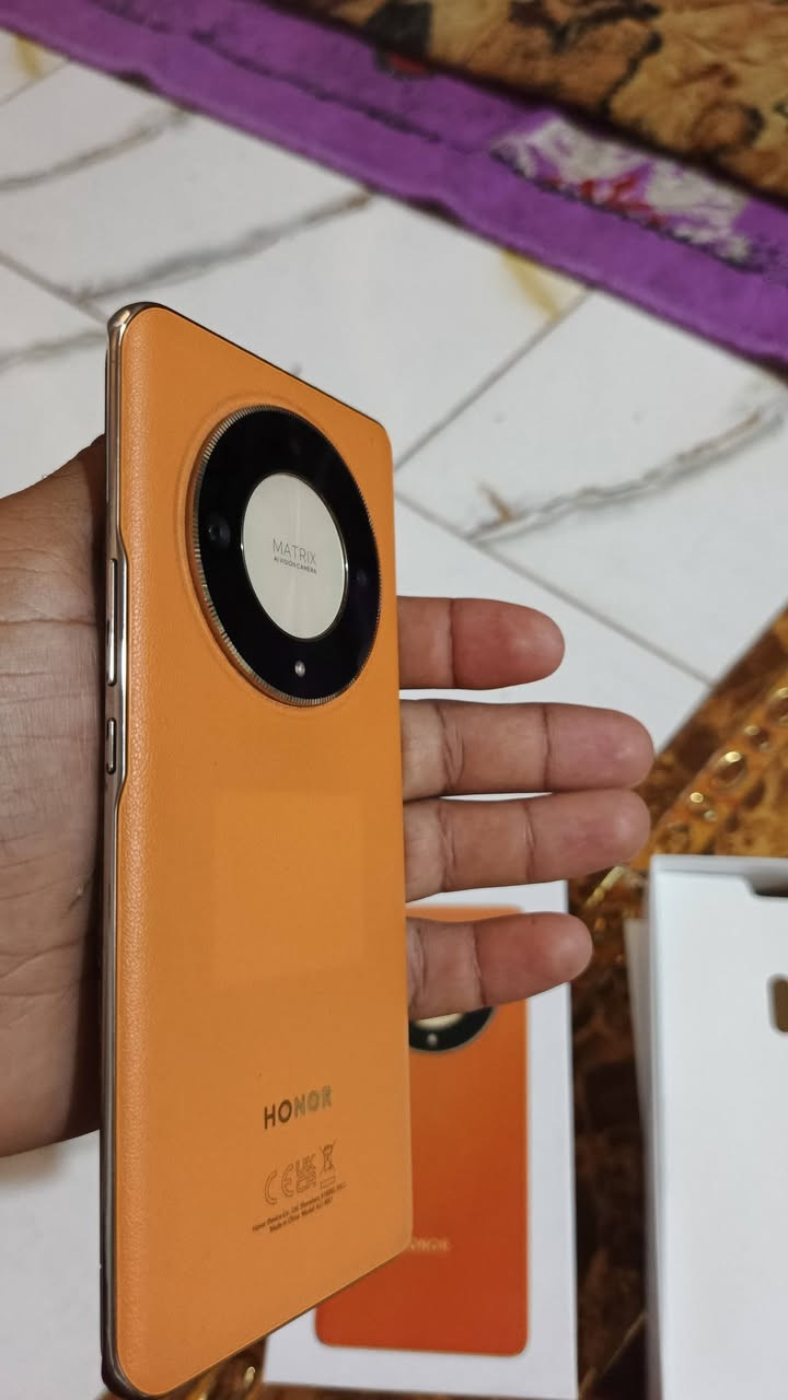 📱 للبيع: جهاز Honor X9b 5G (اللون البرتقالي المميز /✅ الجلد)  
​الجهاز أخو الجديد ونظيف جداً مع علبته وكافة ملحقاته.  
​⚙️ أبرز المواصفات:
1الشاشة: AMOLED منحنية، فائقة المقاومة للكسر والصدمات.

​الذاكرة والتخزين: ذاكرة داخلية 256 جيجابايت مع رام 12✅
 
جيجابايت (توسع إضافي عبر Turbo RAM).✅

​المعالج: Snapdragon 6 Gen 1 (أداء ممتاز وسلس في الألعاب والتصفح).✅

​الكاميرا الأساسية: دقة 108 ميجابكسل لتصوير عالي الدقة.✅

​البطارية: ضخمة بسعة 5800 مللي أمبير تدوم ليومين م✅

​الشبكة: يدعم جيل خامس 5G.  
​الظهر: تصميم أنيق جداً بخامة الجلد باللون البرتقالي.  ✅

​النظافة: الجهاز بحالة ممتازة وبدون أي عيوب أو تصليح سابق

يدعم الالعاب القويه معالج قوي بطاريه قويه 5800.

