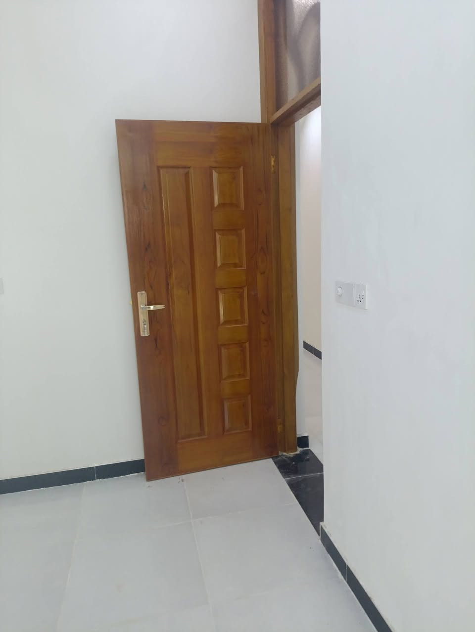 🏠 مشتمل للبيع في الكوت – حي الخضراء
مشتمل مساحة 5 × 20 متر، يتكون من:
استقبال
هول
مطبخ
منور
غرف نوم
صحيات خارجية وداخلية
بيتونة كاملة
📍 الموقع: الكوت – حي الخضراء
📞 للاستفسار والتفاصيل، التواصل على الخاص.اواتصل***********
