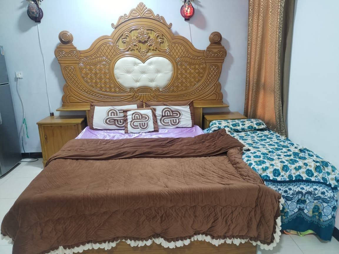غرفة نوم كاملة بحالة ممتازة للبيع.
المحتويات: سرير مزدوج مع كومودينات، خزانة (كانتور) كبيرة 6 أبواب مع ملحق علوي، ومايز تواليت مع مرآة ووحدة تخزين.
​السعر: 1,200,000 دينار (مليون و200 ألف).
​الموقع: كربلاء المقدسة.
​للتواصل: *********** وتساب
