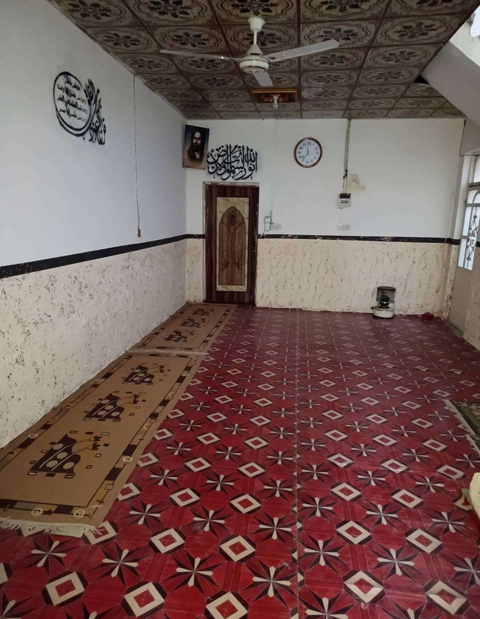 بيت البيع 100متر شارع المطار القديم قرب مدرسة جنائن غرفه صاله مطبخ ستقبال 25 وبي مجال ***********
