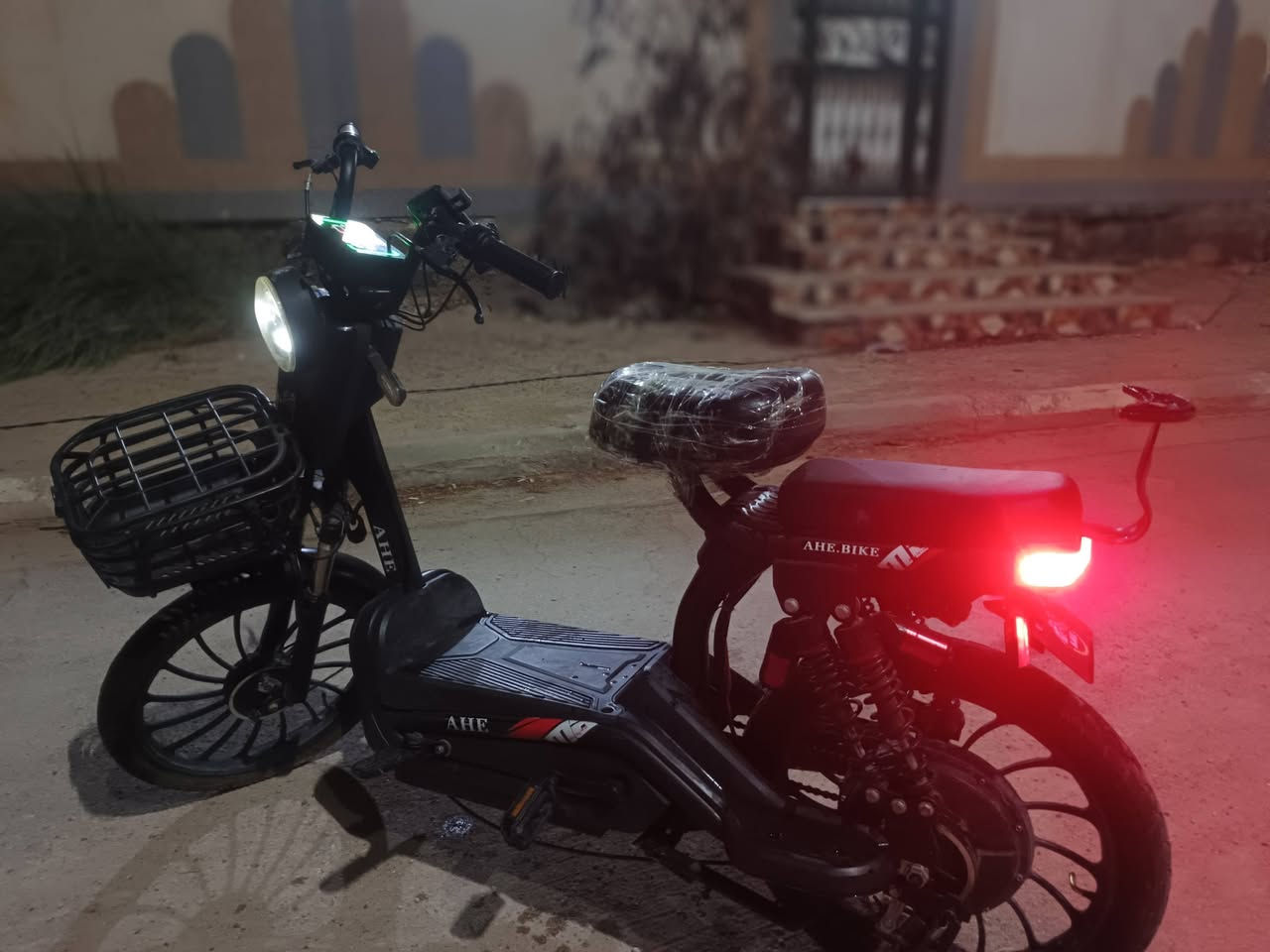 السلام عليكم دراجة شحن للببع
اربع بطاريات 

حساس بيها 

سرعة 90

سعر 300

رقمي  ***********
