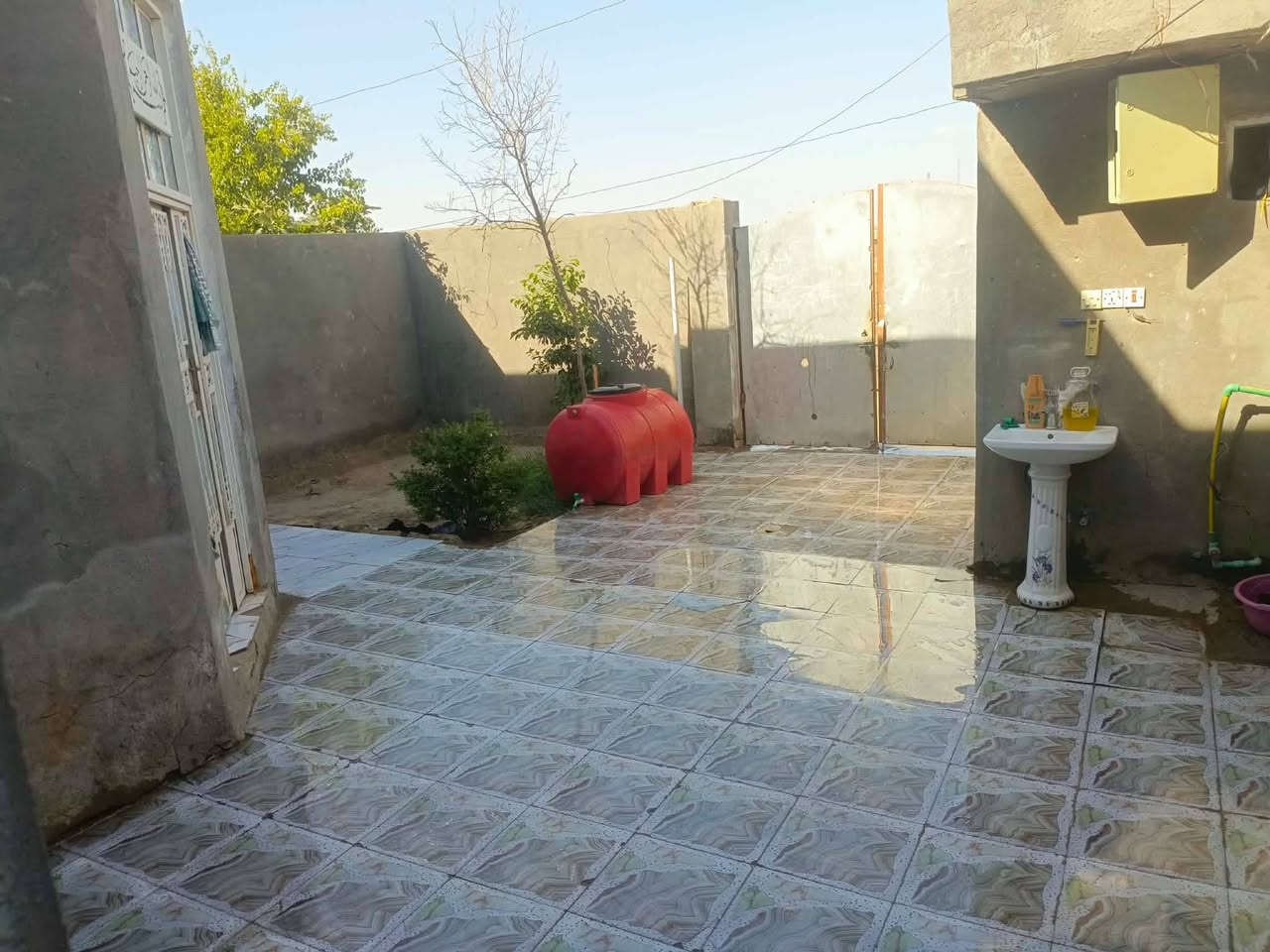 السلام عليكم .دار للبيع طابو زراعي سند 25 تحويل مباشر باسم المشتري ... العنوان المعارة طريق الزوار طريق العويسات حي السجاد قرب شارع البزل...المساحه 200 م مربع يتكون الدار من طابيقين الطابق الاول غرفه نوم واستقبال وصاله ومطبخ وصحيات خارجيه وداخليه والطابق الثاني غرفه نوم ثانيه...بناء حديث ..الدار كامل مكمل جاهز للسكن  مابي اي نقص ...السعر مناسب جدا قياسا مع الأسعار السعر 38 وبي مجال جيد للشراي الجاد
ملاحظه... البيت يرهم اقصاط تدفع مقدمه 30 والباقي اقصاط حسب الاتفاق .....للشراء تفضل خاص او اتصل ب*********** واتساب
