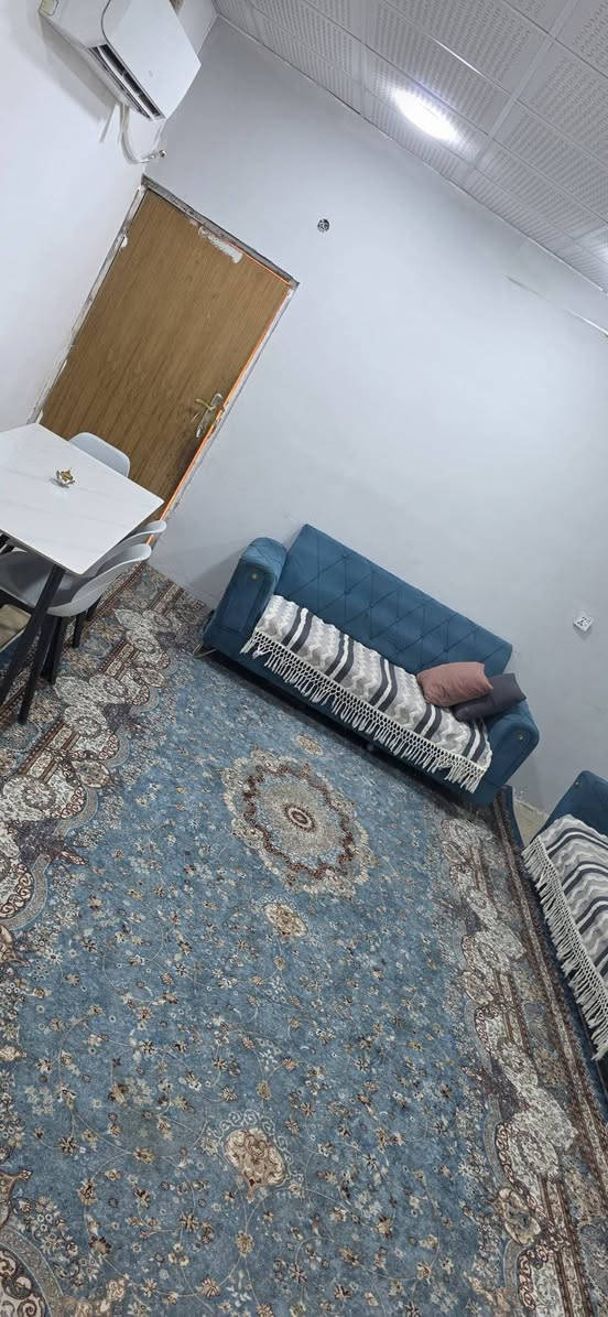 سلام عليكم
بيت للبيع مساحته ١٠٠ متر طابقين قريب جداً للشارع العام 

البناء مالته

غرفتين 

وصالتين 

ومطبخ +استقبال 

حمامات ٣ 

العنوان النجف شارع المطار باب الخروج ثاني فرع بعد باب الخروج البيت ركن 
***********

سعره ٥٥ وبي مجال قليل
