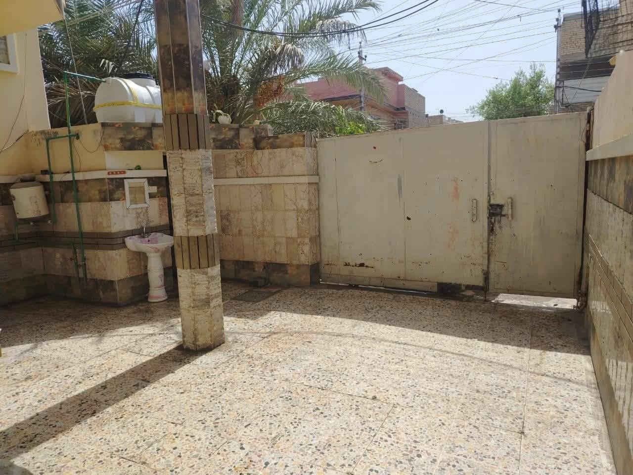 سلام عليكم بيت للبيع 150 متر الواجهة 7ونص الشعلة أم نجم شارع 20 قرب شارع النهر البيت يحتوي على استقبال ومطبخ وحوالي صحيات 3 
6خرف نوم 2جوة و4فوك البيت كامل بسمي تحويل ثاني يوم السعر 250وبي مجال أي استفسار ***********
