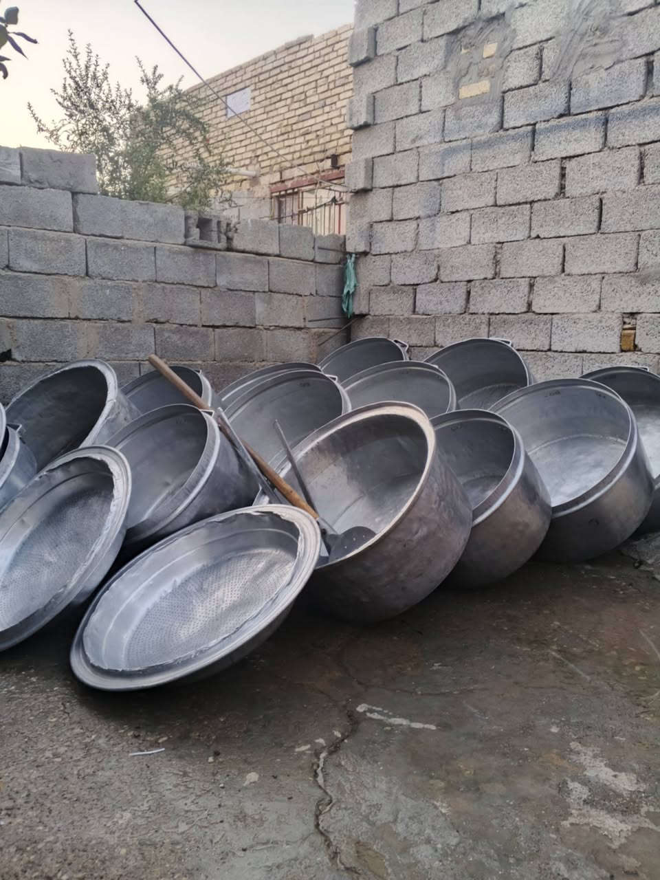 السلام عليكم  غراض مطبخ مناسبات البيع متكون العدد 12جدر ومصافي 3 وجفجير عدد 2   وطبخات6   الستفسار علا الرقم ***********
