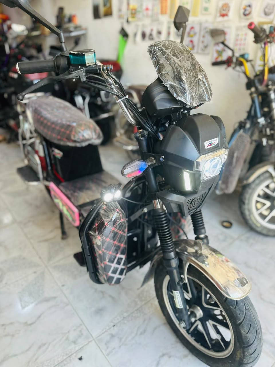 للبيع موطور شحن شكل ٢٤ موطور حيل نضيف وبطاريته علا فحص وكهربائياته كلها شغاله 
السعر 450  وبي مجال بسيط 
للتواصل *********** 

عنوان قضاء هيت حي الاطفاء مقابل جامع حارث بن يزيد معروف بجامع شيخ مهند 
واي واحد يريد يسحب موطور من جمعيه اشتري من عنده بسعر لي يعجبه 
يتوفر بطاريات وبيع وشراء الدراجات وصيانه وغسل وكماليات كافه دراجات شحن بأسعار مناسبه
