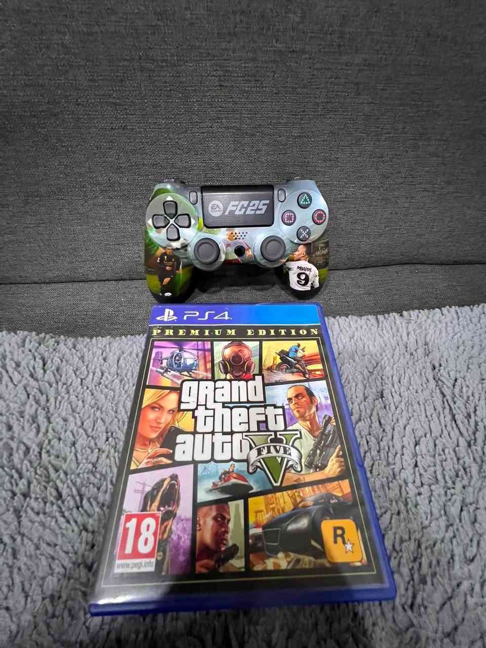 پلەیستەیشن4  فات سیدی جیتیئەی بە دیاری لەگەڵە پلەیستەیشنەكە كراوەیە تەنھا بۆ پاككردنەوەی فانەكەی و دەسكی شەریكەی نەماوە بەڵام دەسكێكی زۆر بێ كێشەی لەگەڵە نرخ ١٧٠و معامەلە ***********
