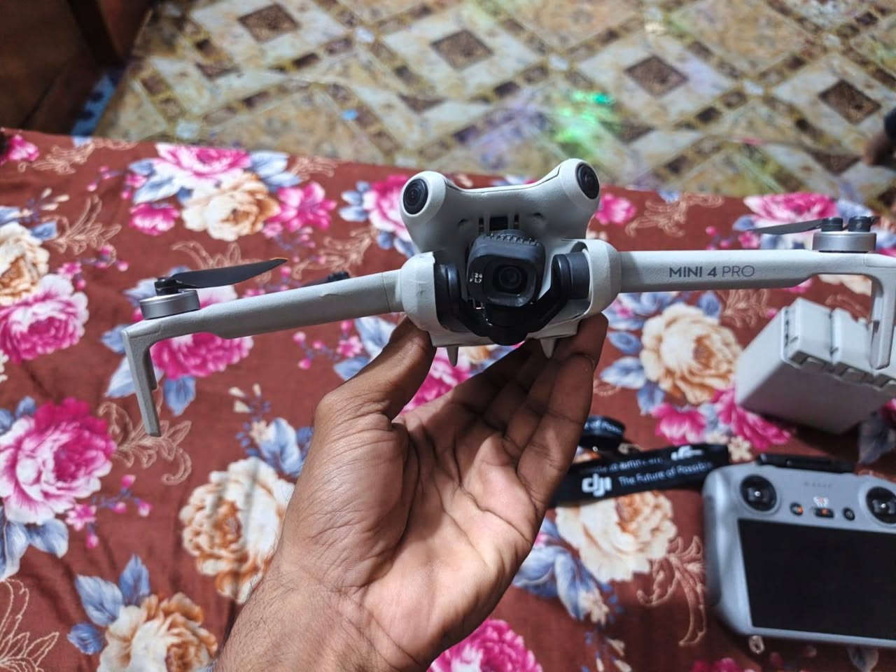 مني ٤ برو • نضيفه • ٣ بطاريات