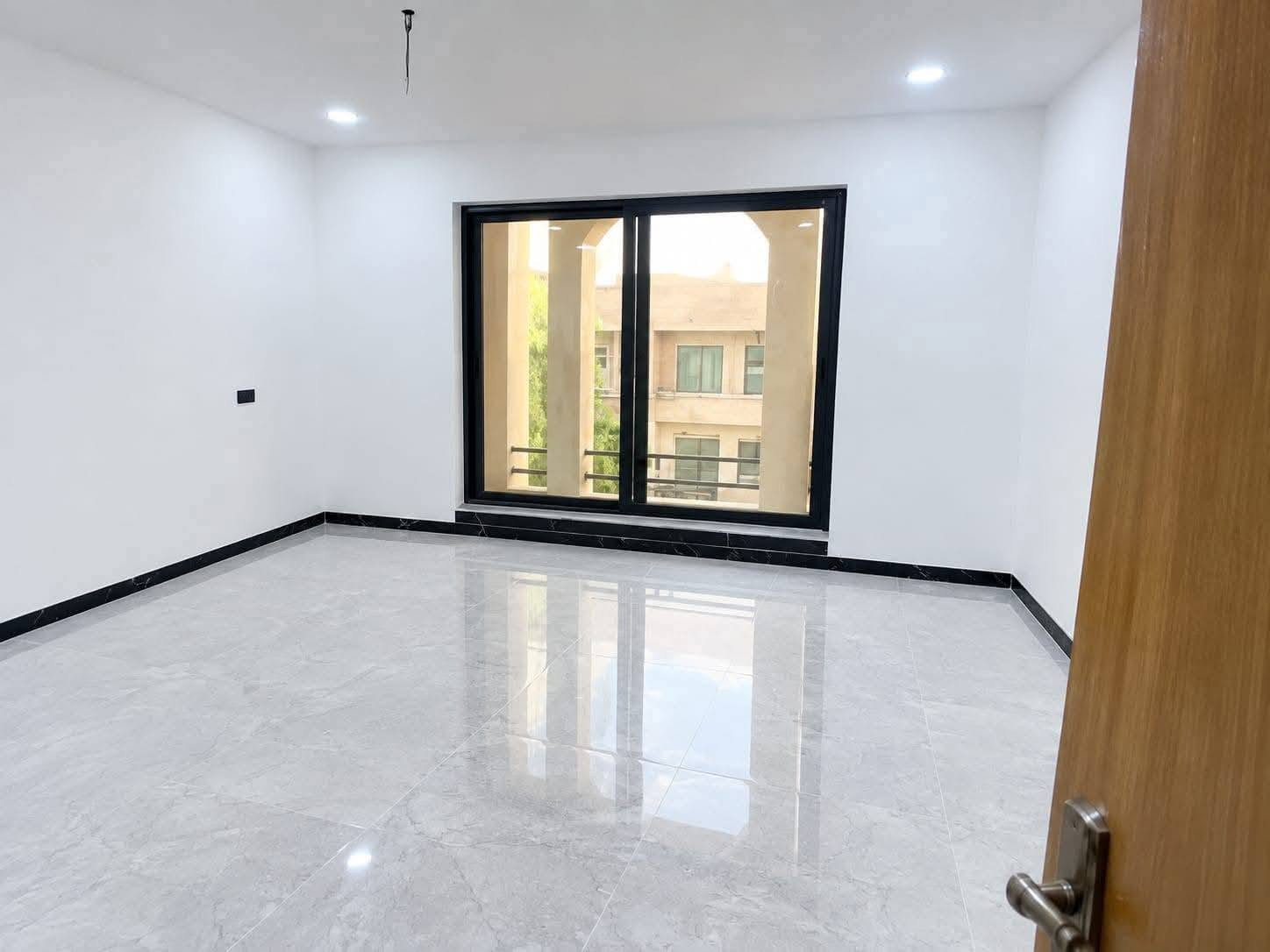 عقار استثمار ممتاز-او سكن عائلي هادء
دار للبيع-بناء درجه اولى 2026 غير مسكون فرع عريض
( المساحه ١٠٠ متر) 
(الواجهه ٥متر)(النزال ٢٠ متر) 
الموقع- الشعب خلف محكمة الشعب
يحتوي على :
مدخلين
طابقين

الطابق الاول يحتوي :
استقبال كبير
غرفه نوم
ترك
مطبخ
صحيات داخليه+صحيات خارجيه

الطابق الثاني يحتوي :
غرفتين نوم
ممر
صحيات
سطح

مميزاته:
واجهه مرمر ارضيات مرمر 
بناء حديث درجة اولى 
سنة البناء ٢٠٢٦ غير مسكون 

توجد لدينا عروض أخرى بمساحات مختلفة ومواصفات متعددة.
نستقبل عروضكم كافة ونسوّقها مجاناً.
ونستقبل طلباتكم ونوفرها بصورة سريعة.
للتواصل والاستفسار
شركة كل العرب
***********
***********
موقعنا: البنوك – شارع الكنيسة – مجاور روضة البنوك الأهلية
الشركة مجازة رسمياً من غرفة تجارة بغداد.

نص مكتوب في الصور:
- شركة كل العرب *********** ***********
- شركة كل العرب *********** ***********
- ***********
- ***********
- شركة كل العرب *********** ***********