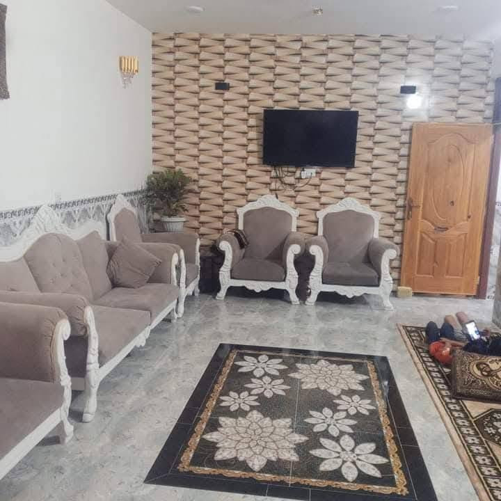 دار للبيع مساحة ٢٠٠ متر 
الدورة هورجب سند ٢٥  مربع المدارس 
طابقين  بناء طابوق 
٣ غرف نوم 
صاله 
استقبال 
مطبخ 
كراج 🅿
حديقة🏡 
صحيات داخلية وخارجية
السعر جدآ مناسب 
١٢٠ مليون وشويه بي مجال 
***********
*********** او مراجعه مكتب ليث الجبوري
