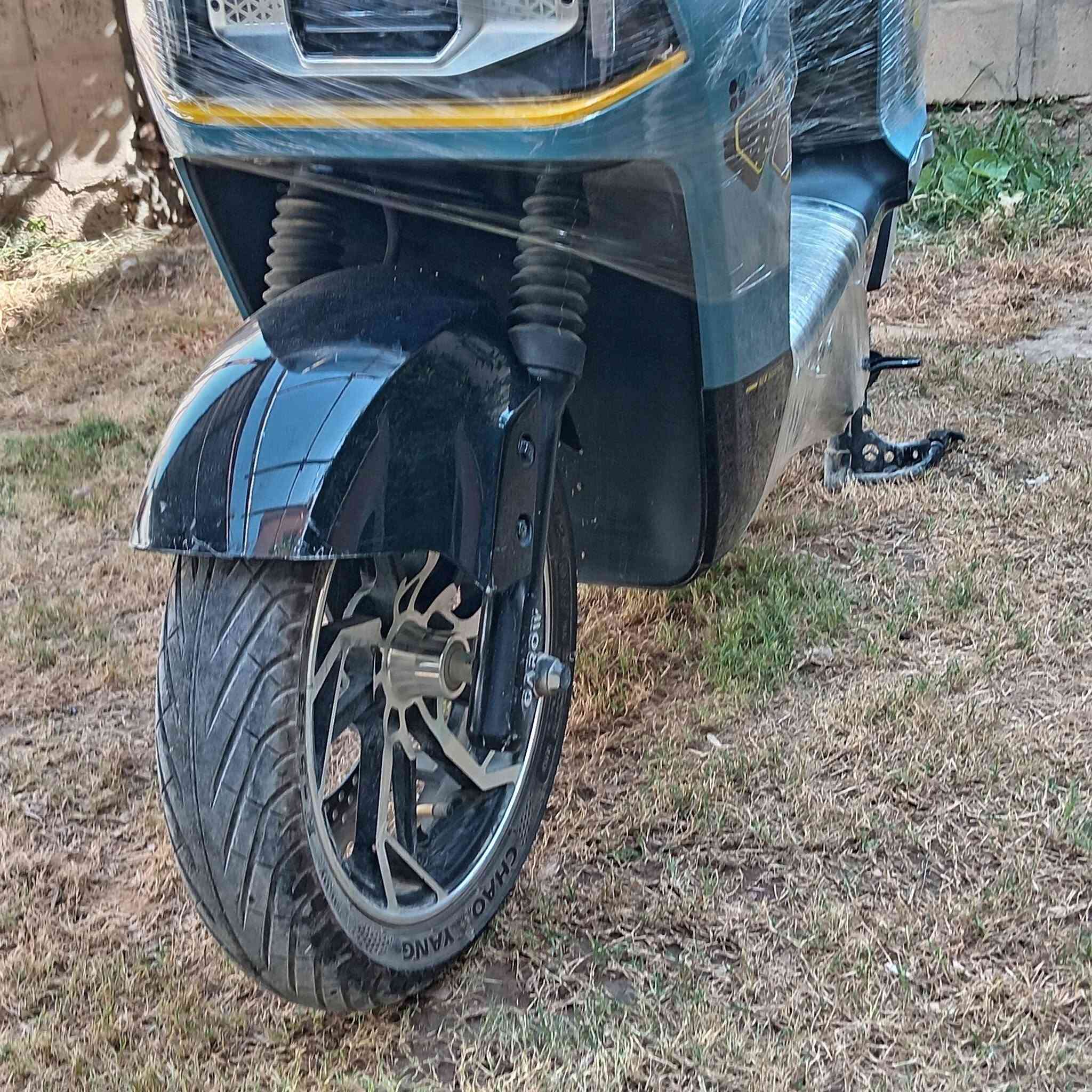 دراجه شحن جين جين الصينيه اسمه Garow E05 دراجه نضيفه بمعنة الكلمة وسريعه وقويه وتتحمل رايده 1100 ومجاله شي بسيط الدراجه 6باتريات كرافين الاصلية  مكفوله كفاله عامة من كلشي عقل ملف شاصي من كلشي الدراجه بريك امامي خلفي دسك نضام سويجين وبصمة تشغيل عن بعد شكل من ورة كلاسيكي سرعه گيج 72 حقيقي 60 لايت  عالي ناصي نضام تثبيت سرعه دبل اشارة موديل 2025/10 التواصل على هاذ الرقم *********** وبي واتساب سعره 1100 ومجاله شي بسيط وشكرا
