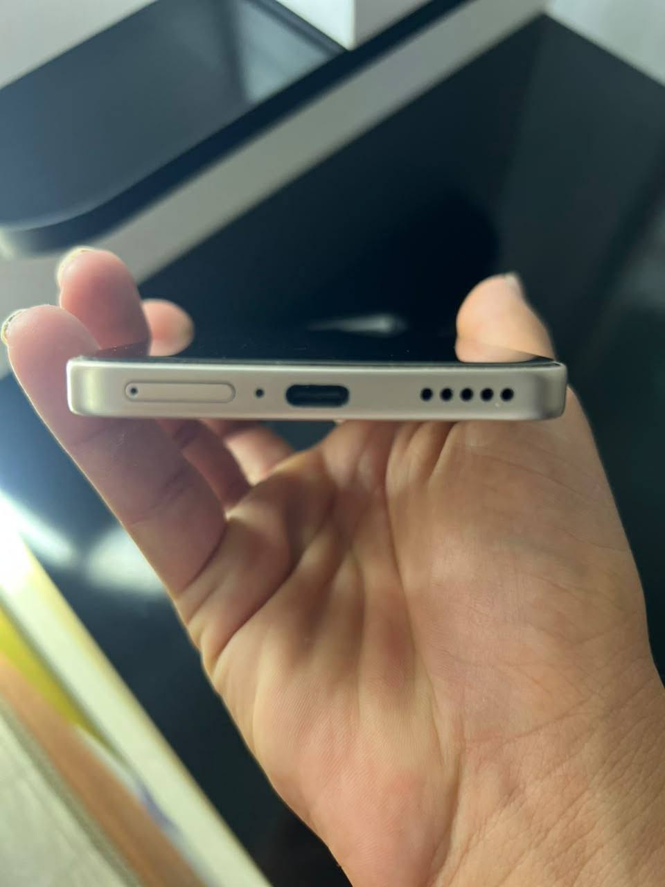 السلام عليكم للبيع استخدام شخصي شهرين

للذواقة *HONOR 400* 
---
*للبيع جهاز HONOR 400* 
*اللون: ذهبي* 
*الحالة: نظيف 10/10*

*المواصفات:*
- *الشاشة*: 6.55 انش AMOLED منحنية بدقة 1.5K وتردد 120Hz 
- *المعالج*: Snapdragon 7 Gen 3
- *الذاكرة*: 512 تخزين
- *الكاميرا الخلفية*: 200MP كاميرا رئيسية + 12MP الترا وايد
- *الكاميرا الامامية*: 50MP 
- *البطارية*: 5000mAh مع شحن سريع 66W
- *بصمة*: تحت الشاشة
- *الشبكة*: 5G + NFC + IR
- *نظام التشغيل*: اندرويد 14 بواجهة MagicOS 8.0
- *مقاومة ماء وغبار*: IP65

*ملاحظات*: جهاز قوي للتصوير والالعاب.علما مالعب ببجي  الكاميرا 200MP تصويرها فول.

*السعر*: 475
*المكان*: تكريت 
للتواصل: [***********]

---
