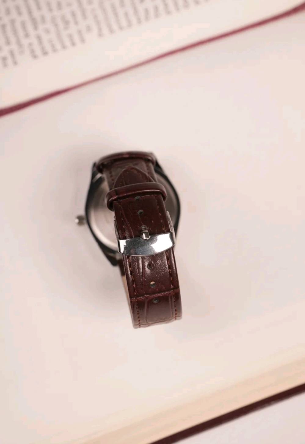 ⌚️ ساعة رجالية رولكس ROLEX – فخامة تليق بالرجال 💎

إذا تحب الستايل الرسمي والفخم، هاي الساعة خيارك 👌🔥

🔸 سير جلد مخيط 🧵
🔸 طلاء ثابت ولمعة فخمة ✨
🔸 مقاومة للماء 💧
🔸 نافذة تاريخ 📅
🔸 عقارب لامينوس ✨
🔸 ظهر مختوم 🔒
🔸 جودة تصنيع ممتازة 🌟
🔸 القياس 40 ملم 📏
🔸 السماكة 10.21 ملم 📐

🤎 السير الجلد يعطيها شكل رسمي وأنيق وتناسب الدوام، المناسبات والهدايا 🎁

💰 السعر: 30,000 دينار فقط
🚚 التوصيل مشمول بالسعر

🔥 فخامة بستايل رولكس… والسعر ما يتكرر! 🔥
