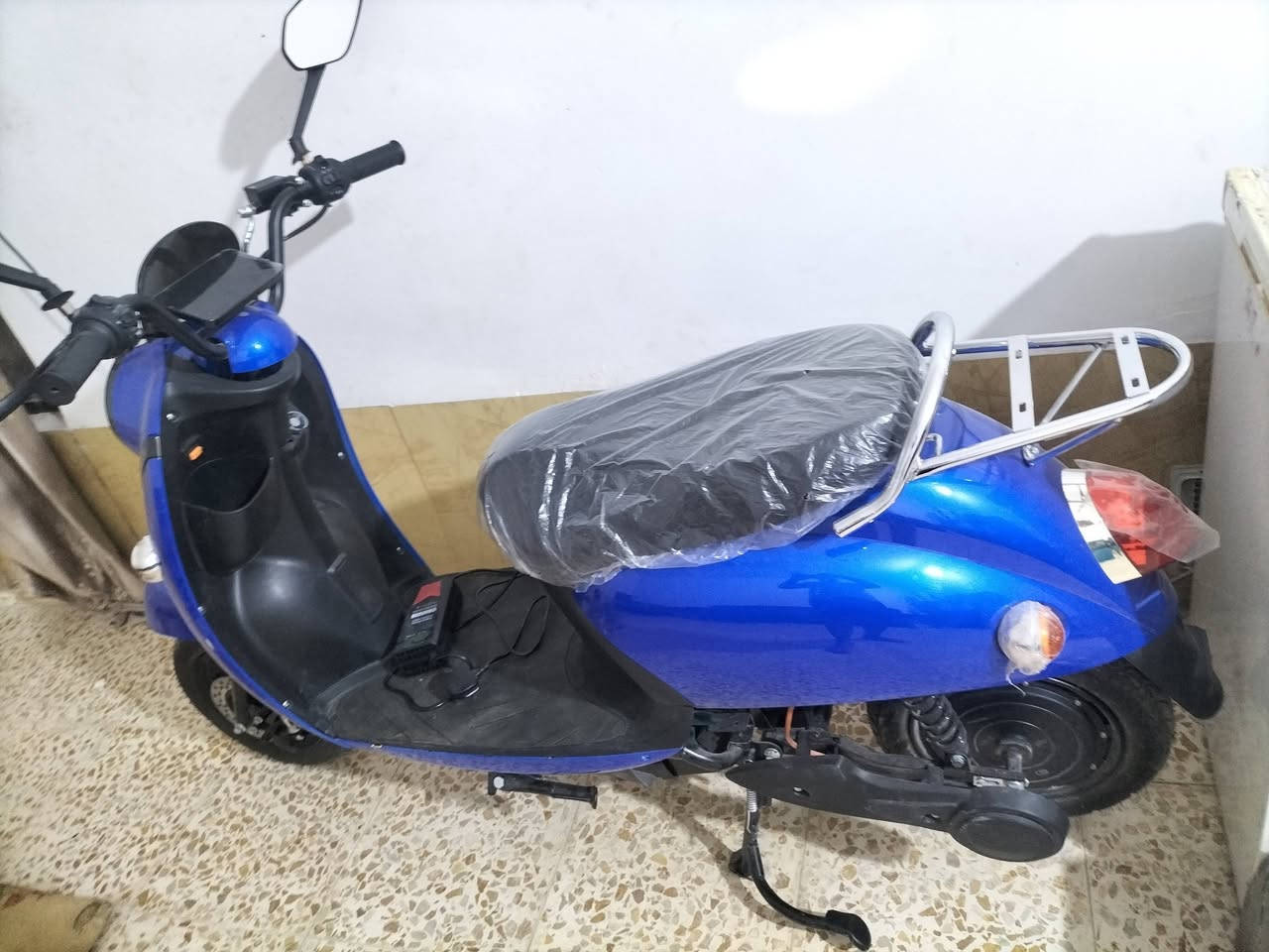 المحرك 1000w
البطاريه 6بطاريه25A-72V
الشحنه الوحدة 35km
السرعه القصوى 45km
شاشه ديجيتال
الإنارة LEDزنون
نظام التشغيل عند بعد +سويج
حجم الاطارات 10
نوع الفرامل الامامي دسك والخلفي بنز
انماط السرعة 3مستويات 
منفذ USBلشحن الهاتف
السعر 800
النجف
***********

