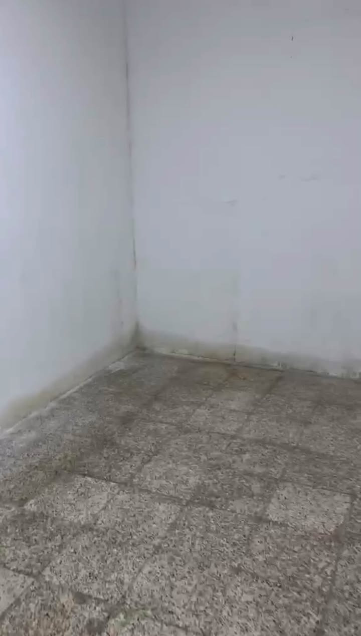 شقه درج معزول للايجار في المعقل(دور الهنديه)تحتوي على غرفتين وديوانيه وصاله ومطبخ وصحيات السعر 350 الف
واتس ***********
